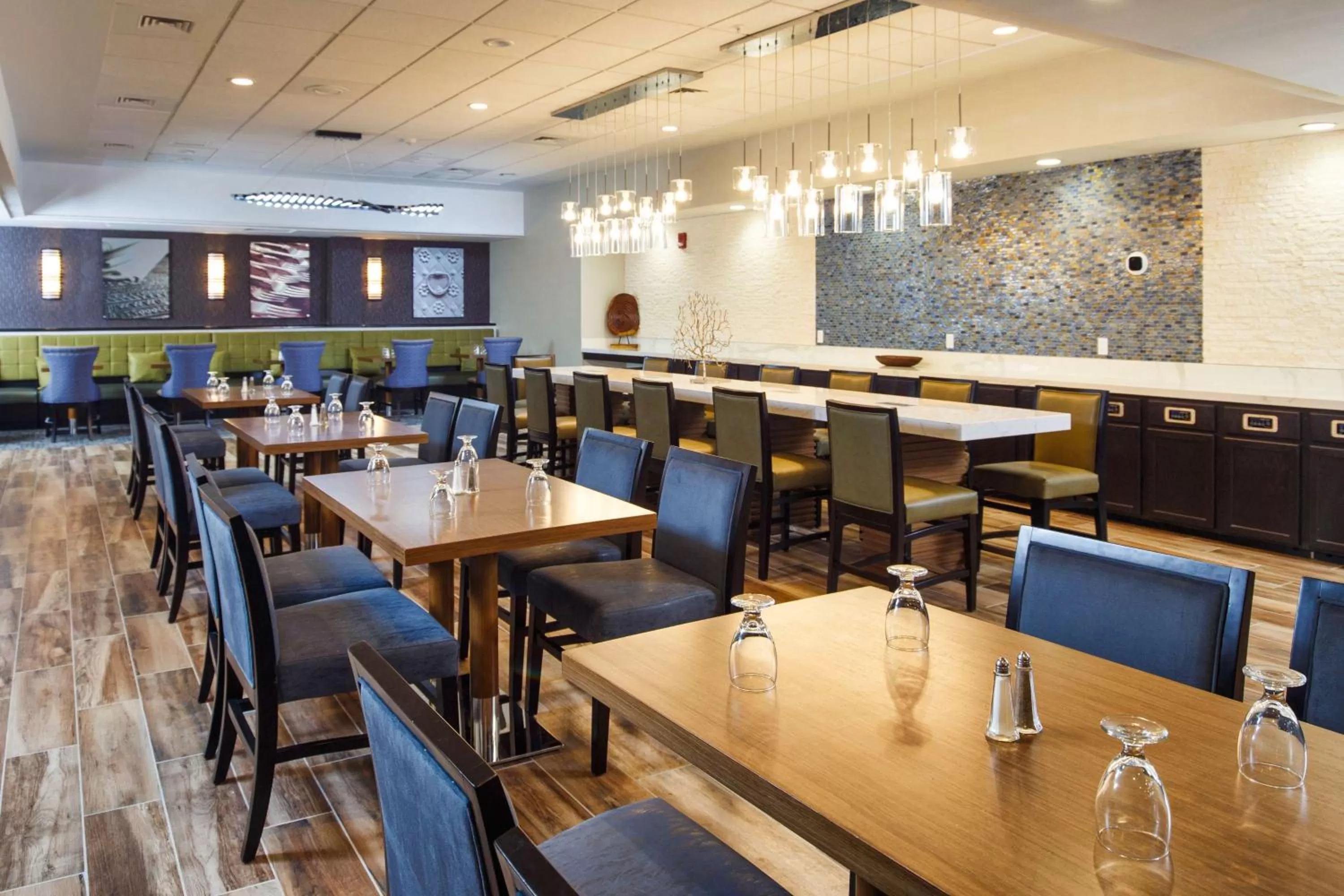 Restaurant/places to eat in DoubleTree by Hilton Neenah