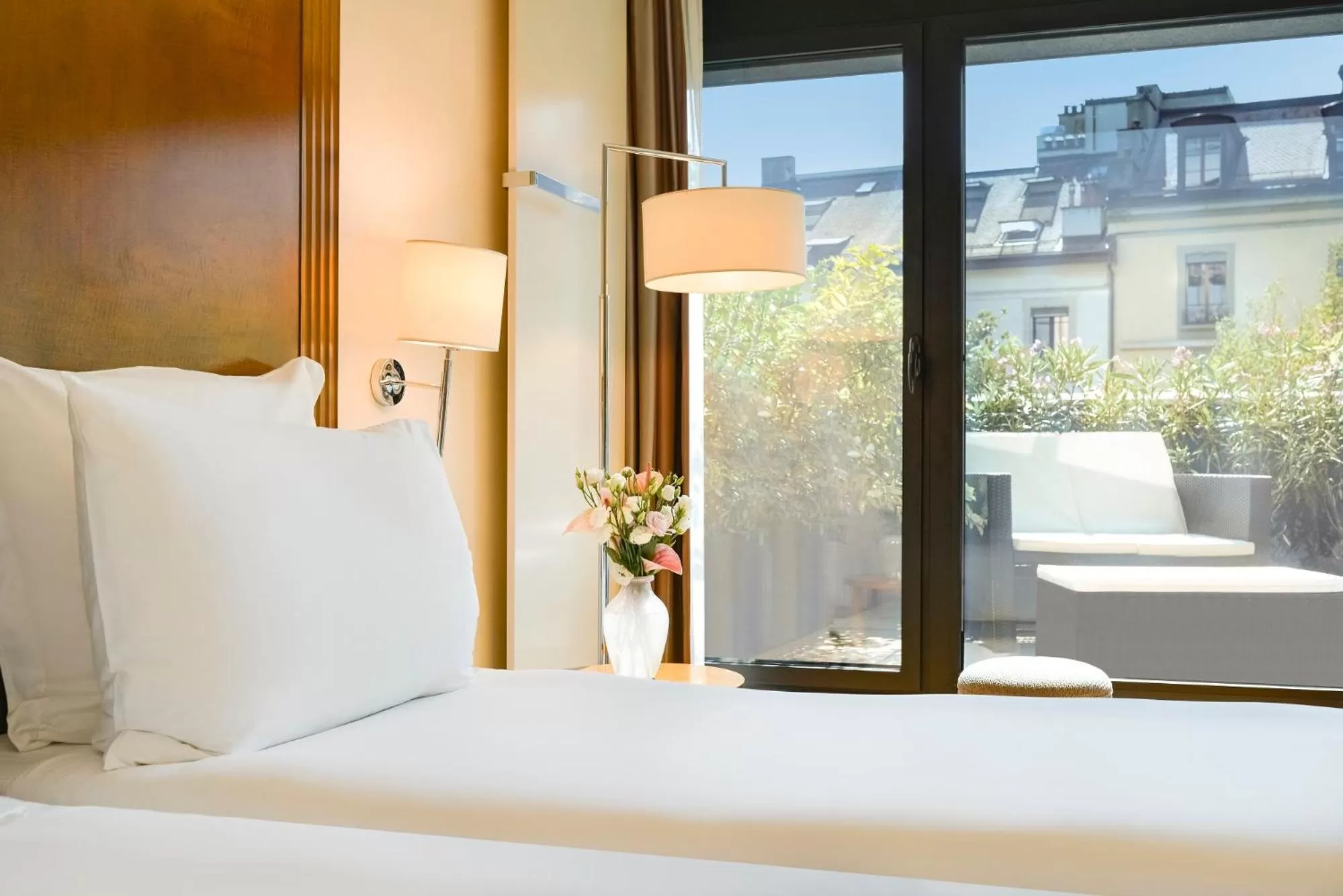 Bed in Warwick Geneva