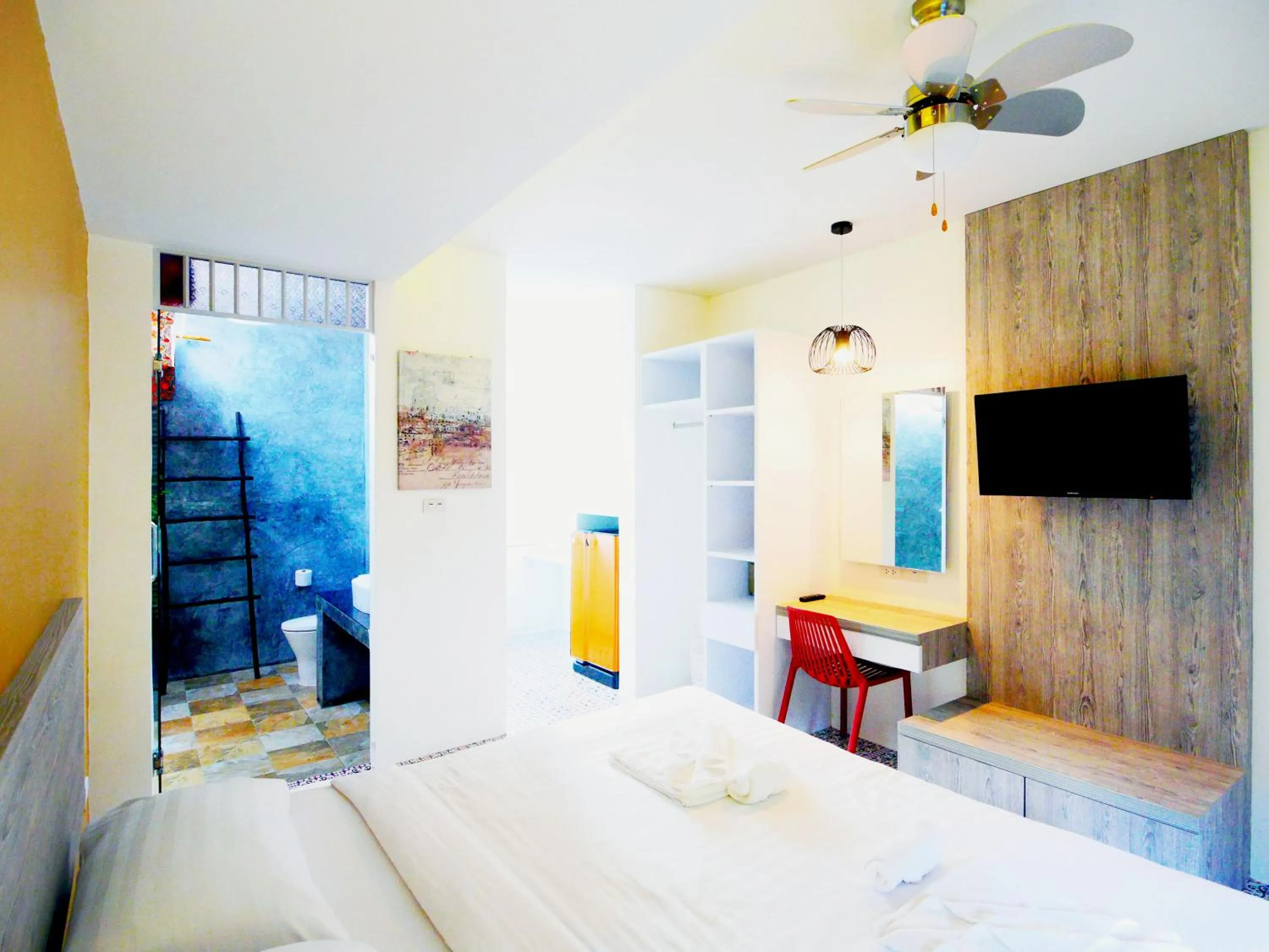 Photo of the whole room, Bed in Forest Bungalows & Mama's Restaurant