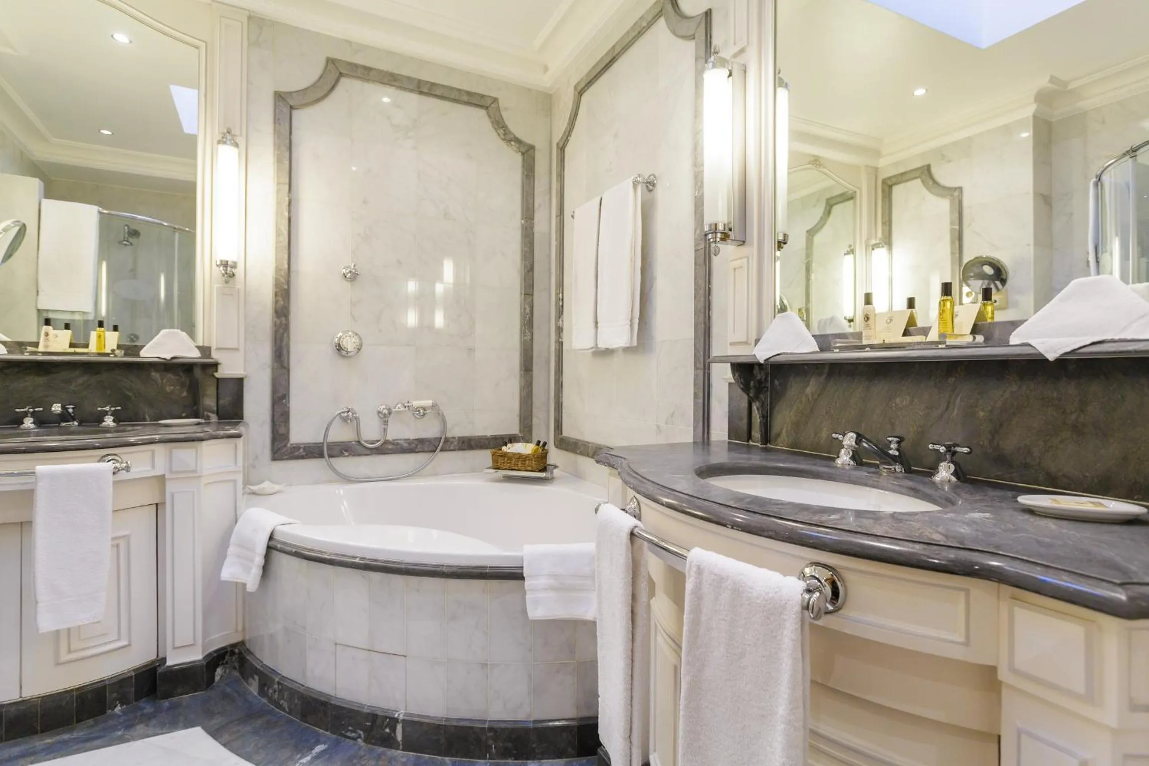 Bathroom in Hotel Luxembourg Parc