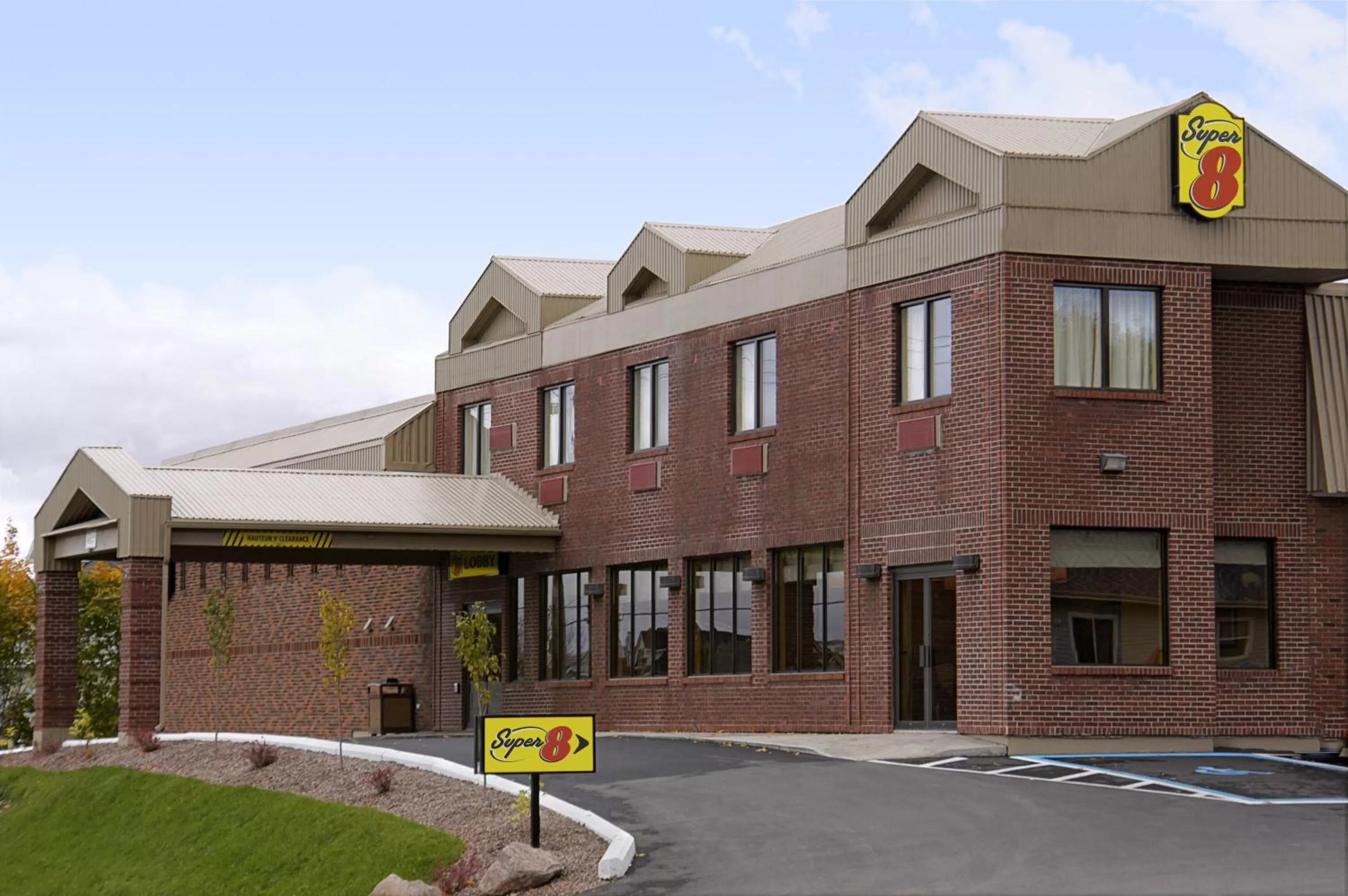 Facade/entrance in Super 8 by Wyndham Campbellton NB