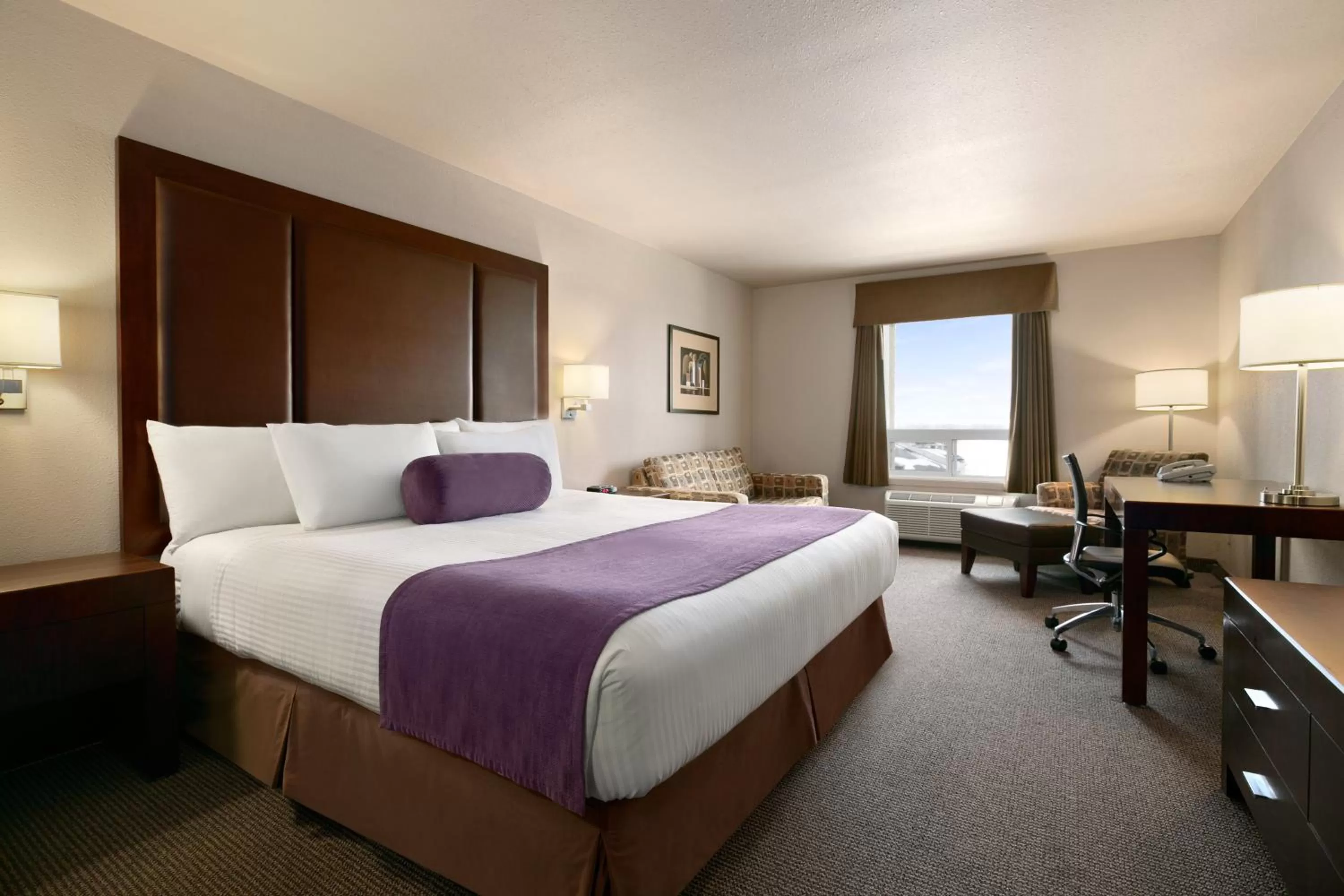 Bedroom, Bed in Days Inn by Wyndham Regina