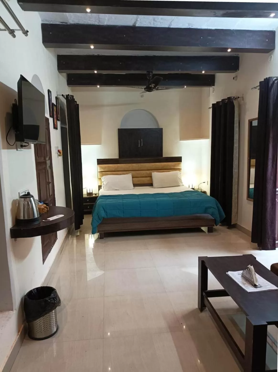 Photo of the whole room, Bed in Foreigners Inn