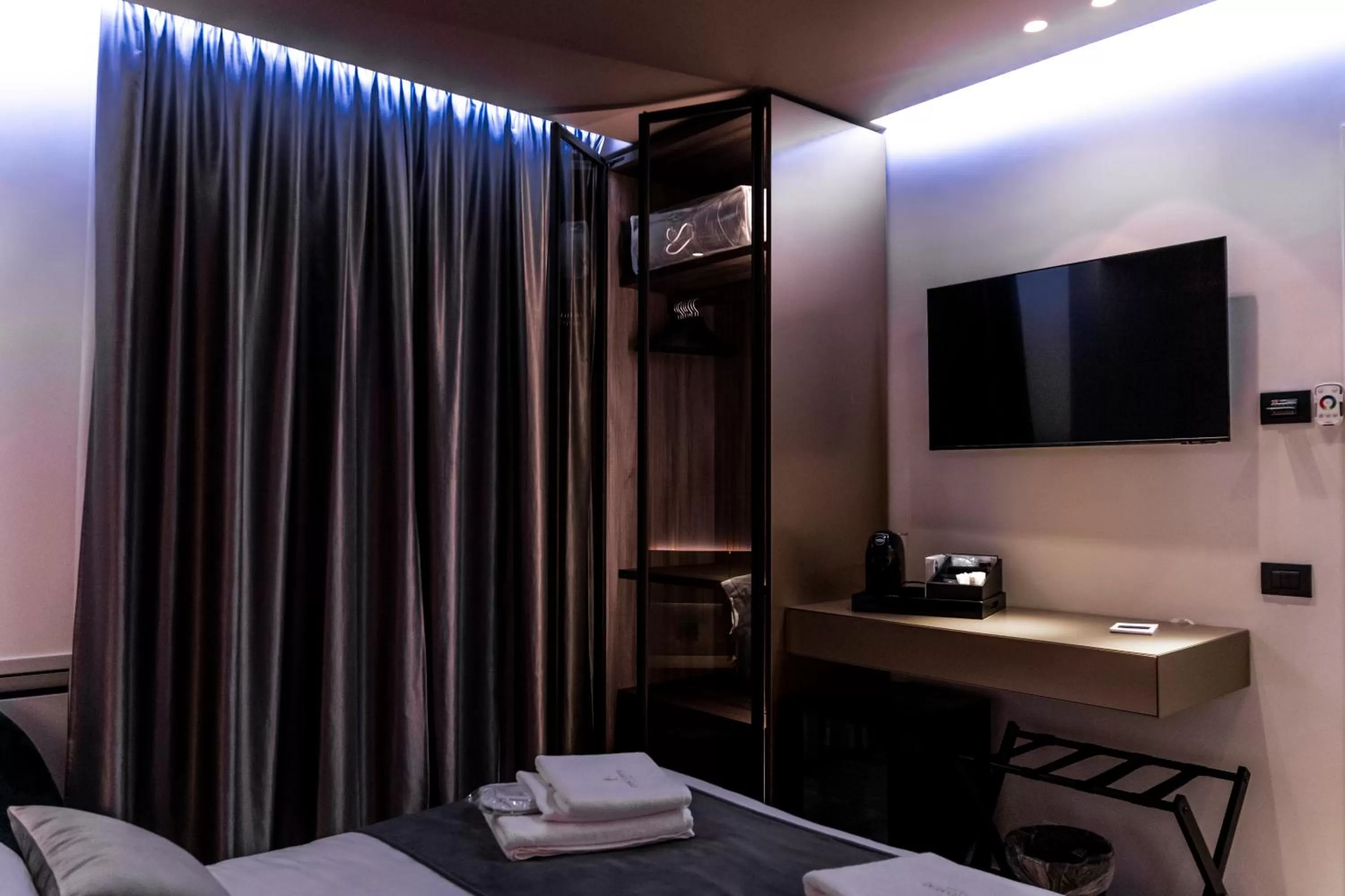 wardrobe, Bathroom in Trèscharme