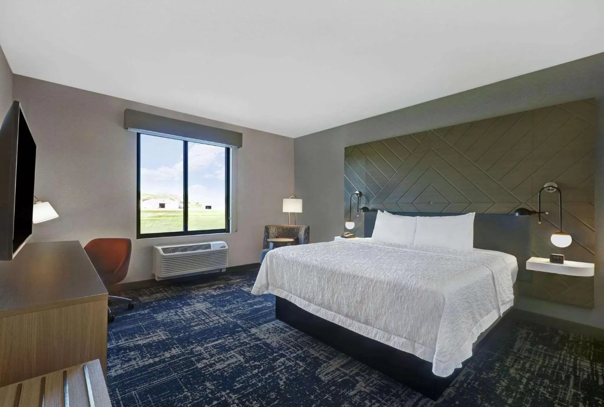 Bedroom, Bed in Hampton Inn Patterson, Ca