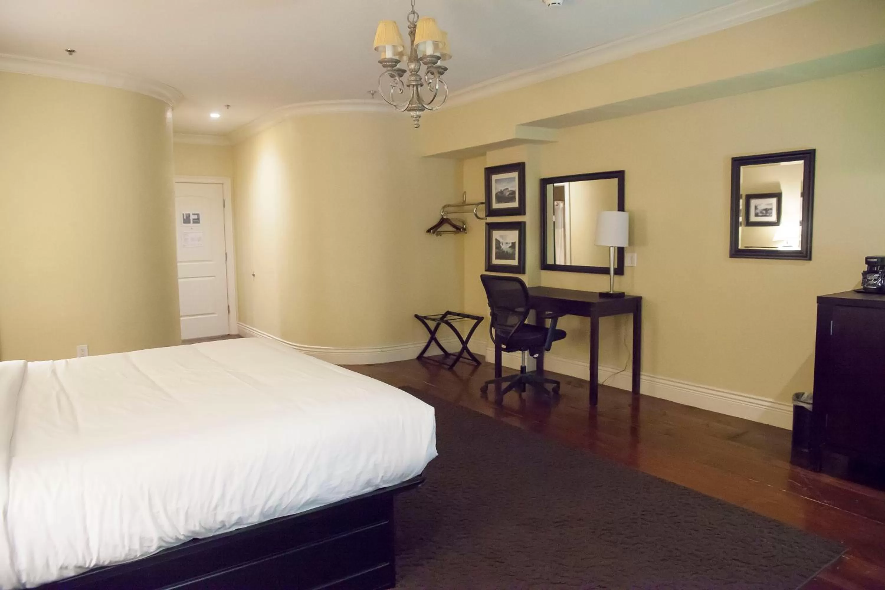 Deluxe Suite in Niagara Crossing Hotel and Spa