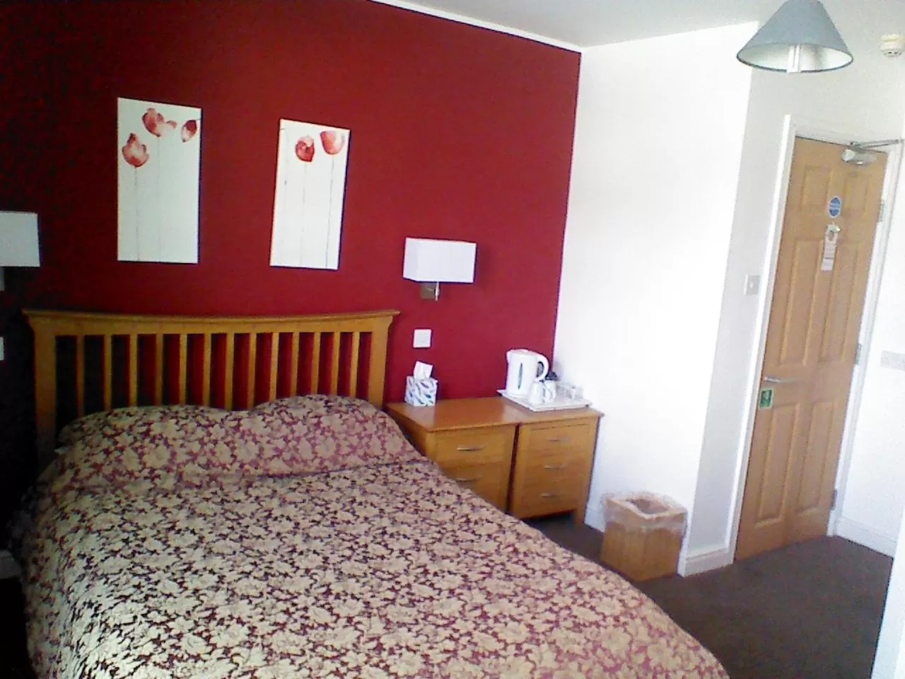 Photo of the whole room, Bed in Mountbatten Hotel