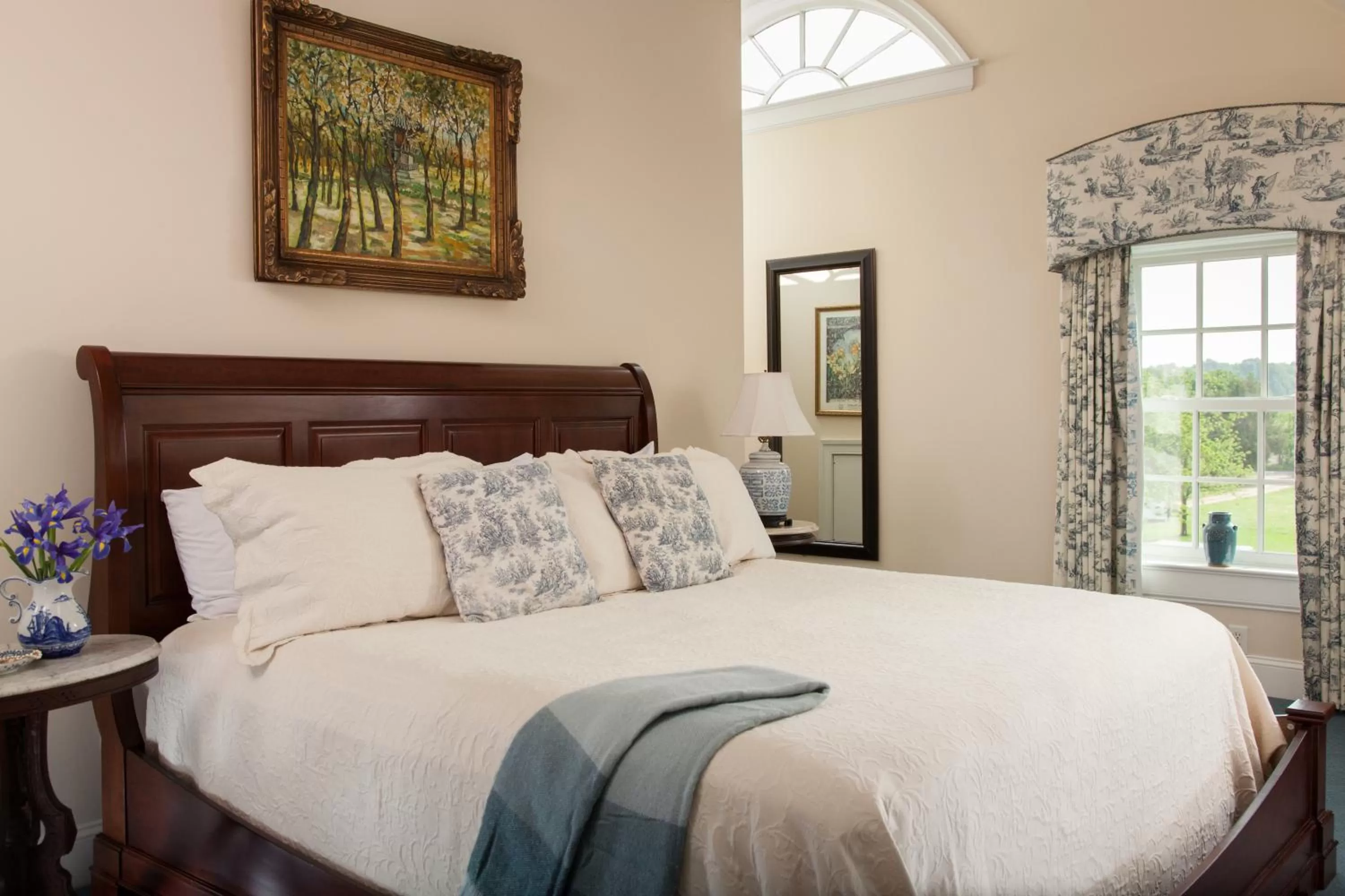 Bed in Inn at Warner Hall