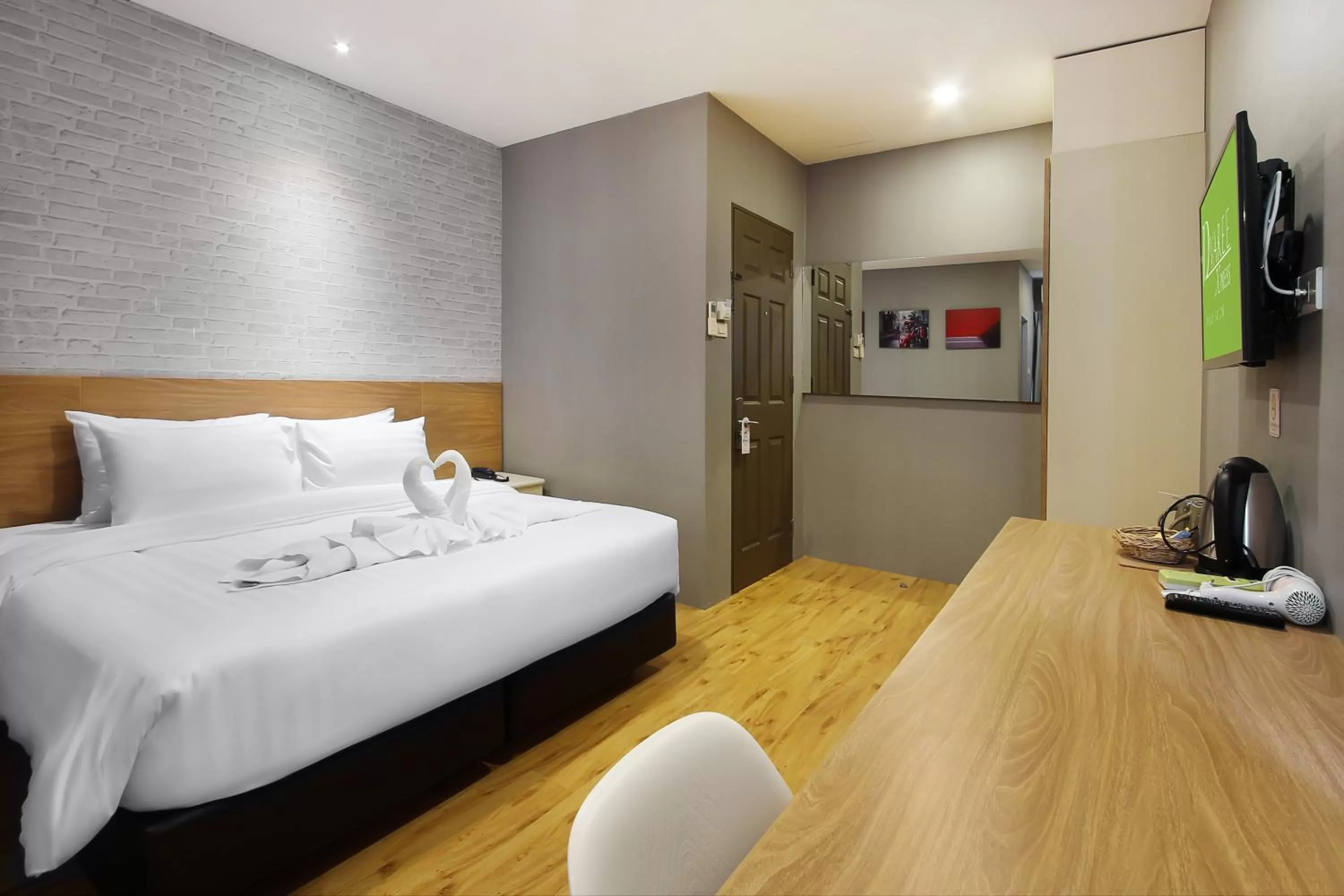 Photo of the whole room, Bed in Pula Silom