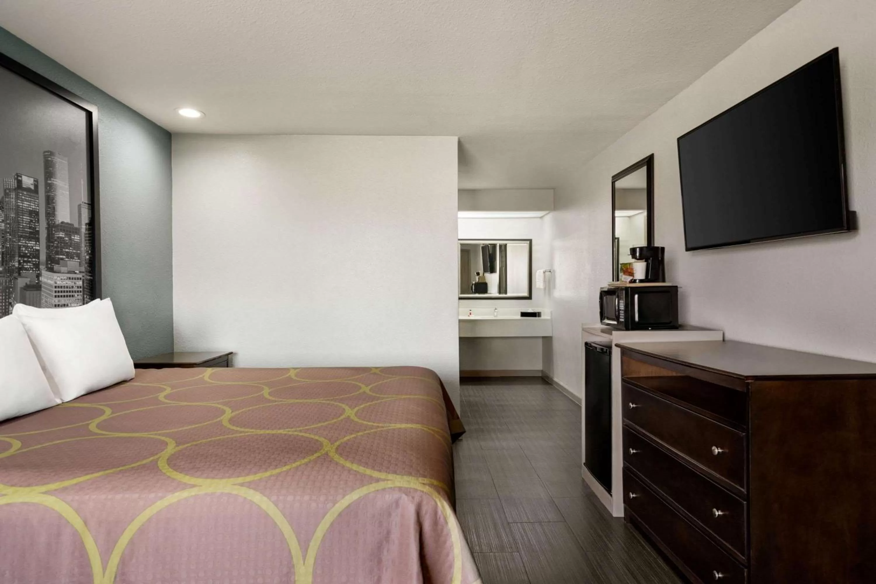 Photo of the whole room, Bed in Super 8 by Wyndham Houston/Dtwn/I-610