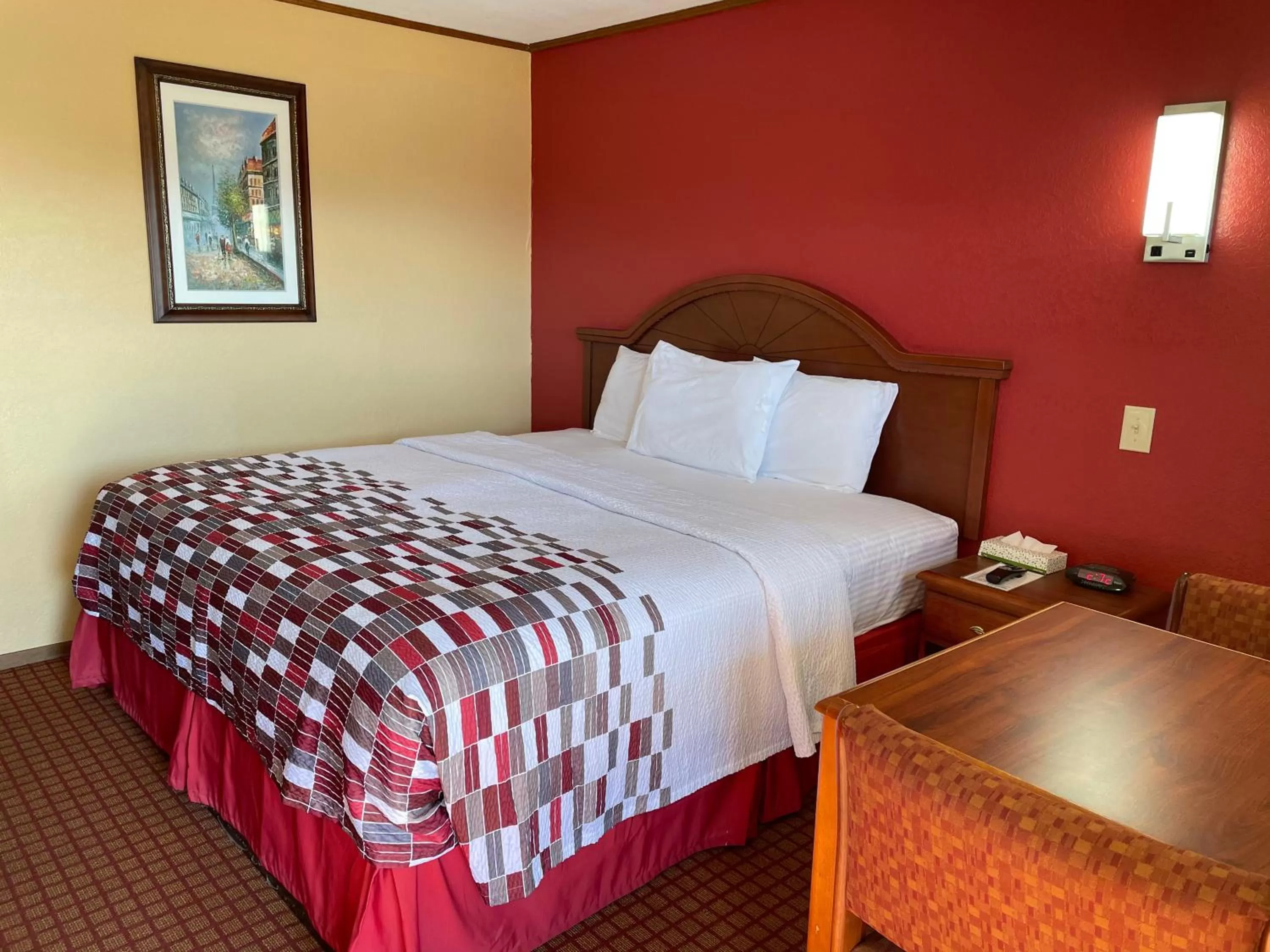 Bed in DeQueen Courtyard Inn