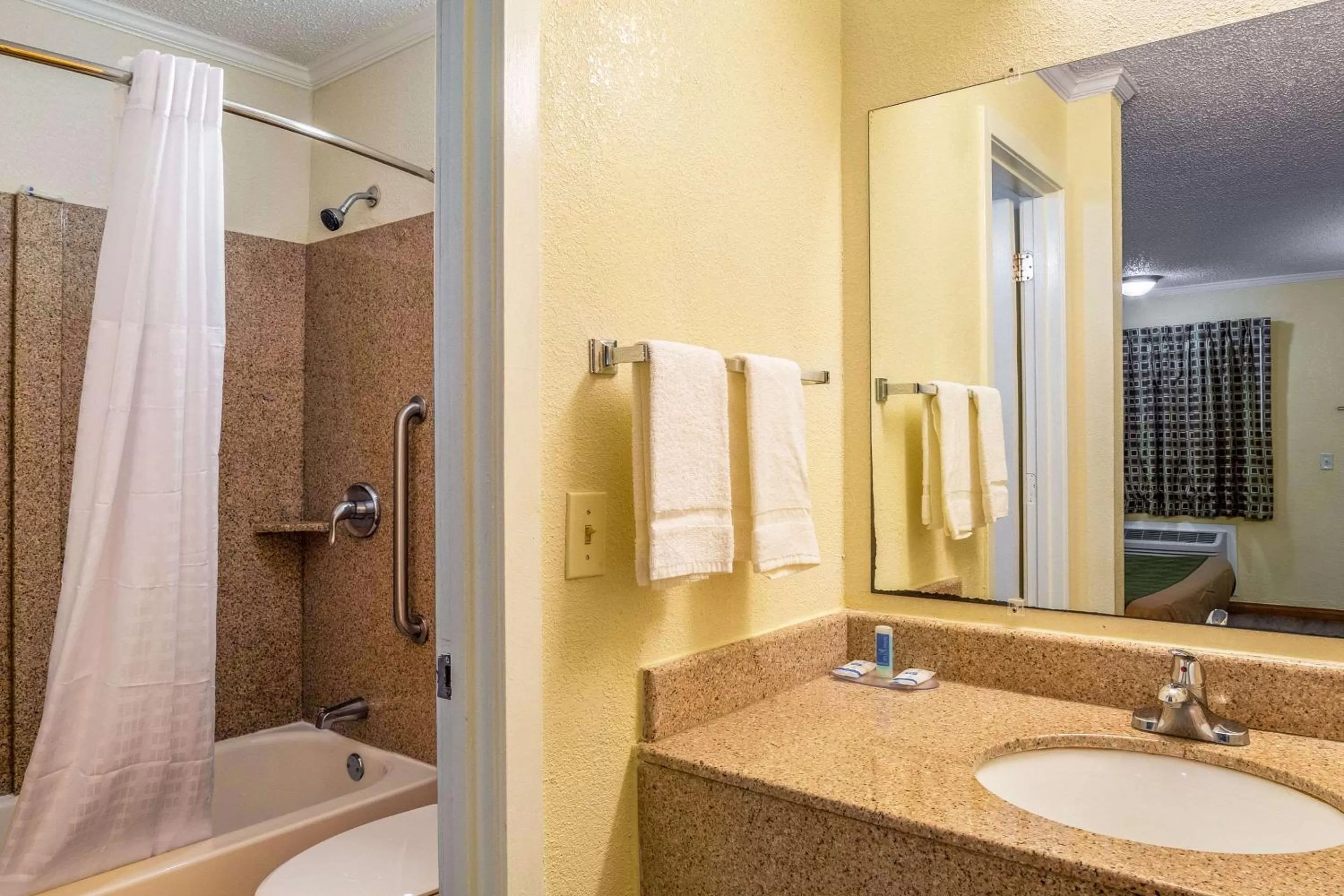 Bathroom in Rodeway Inn & Suites Fort Jackson