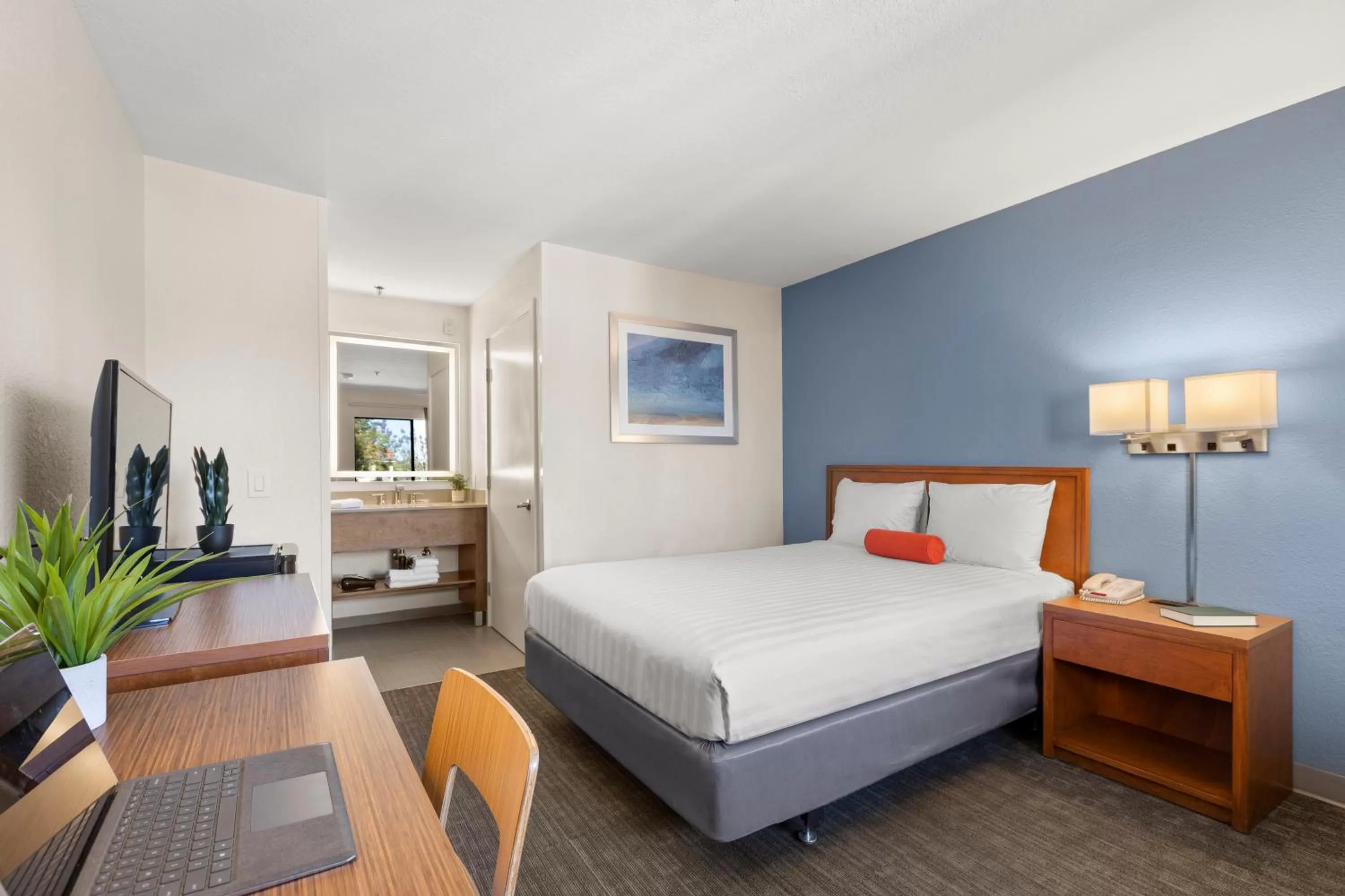 View (from property/room), Bed in Good Nite Inn Camarillo