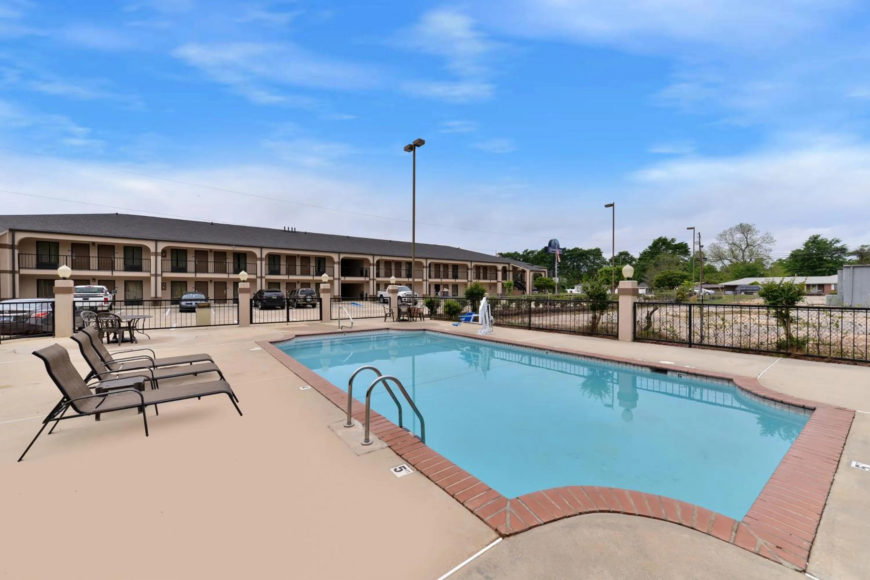 Swimming pool in Mockingbird Inn & Suites
