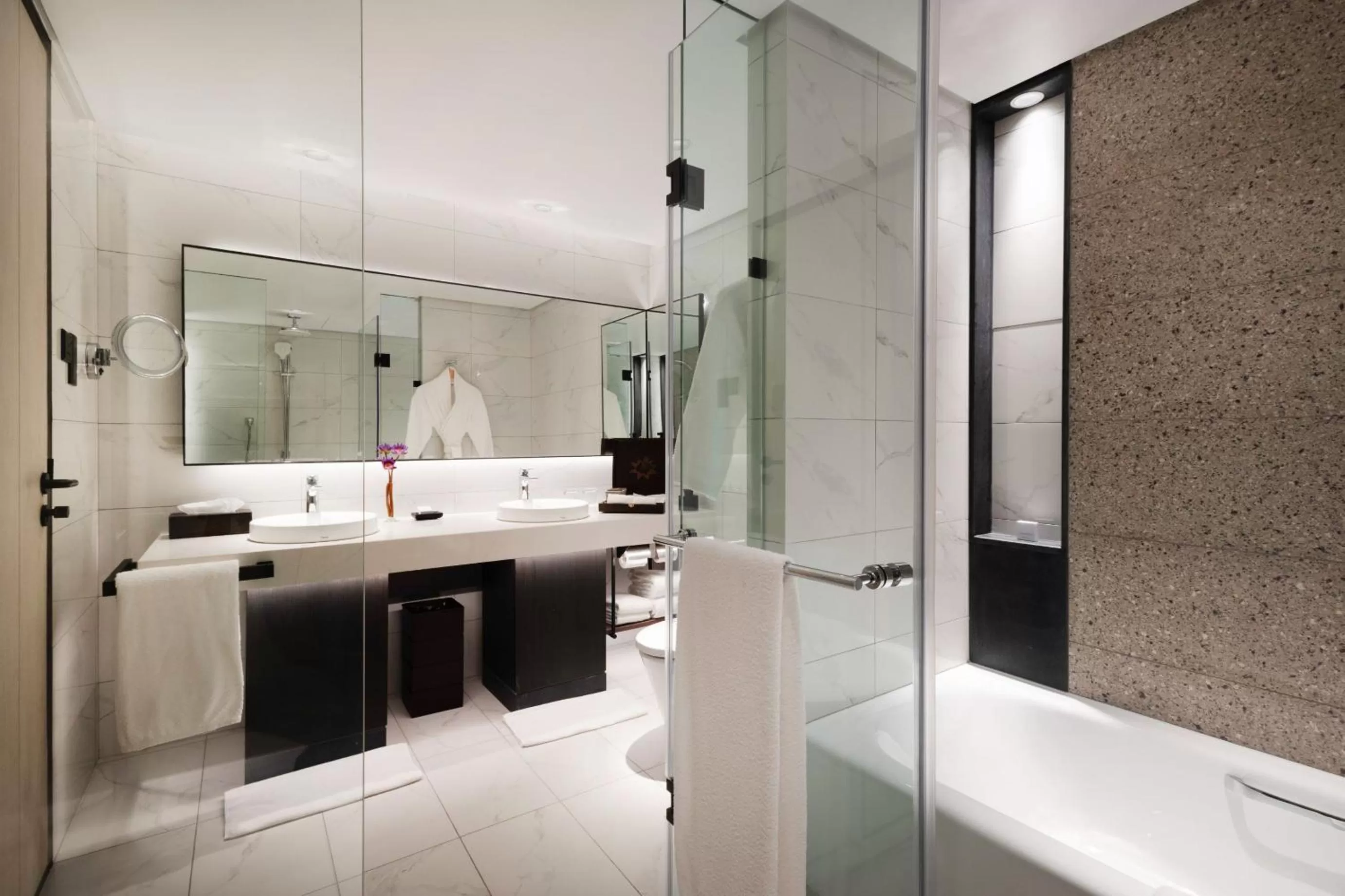 Shower in Hilton Colombo Hotel