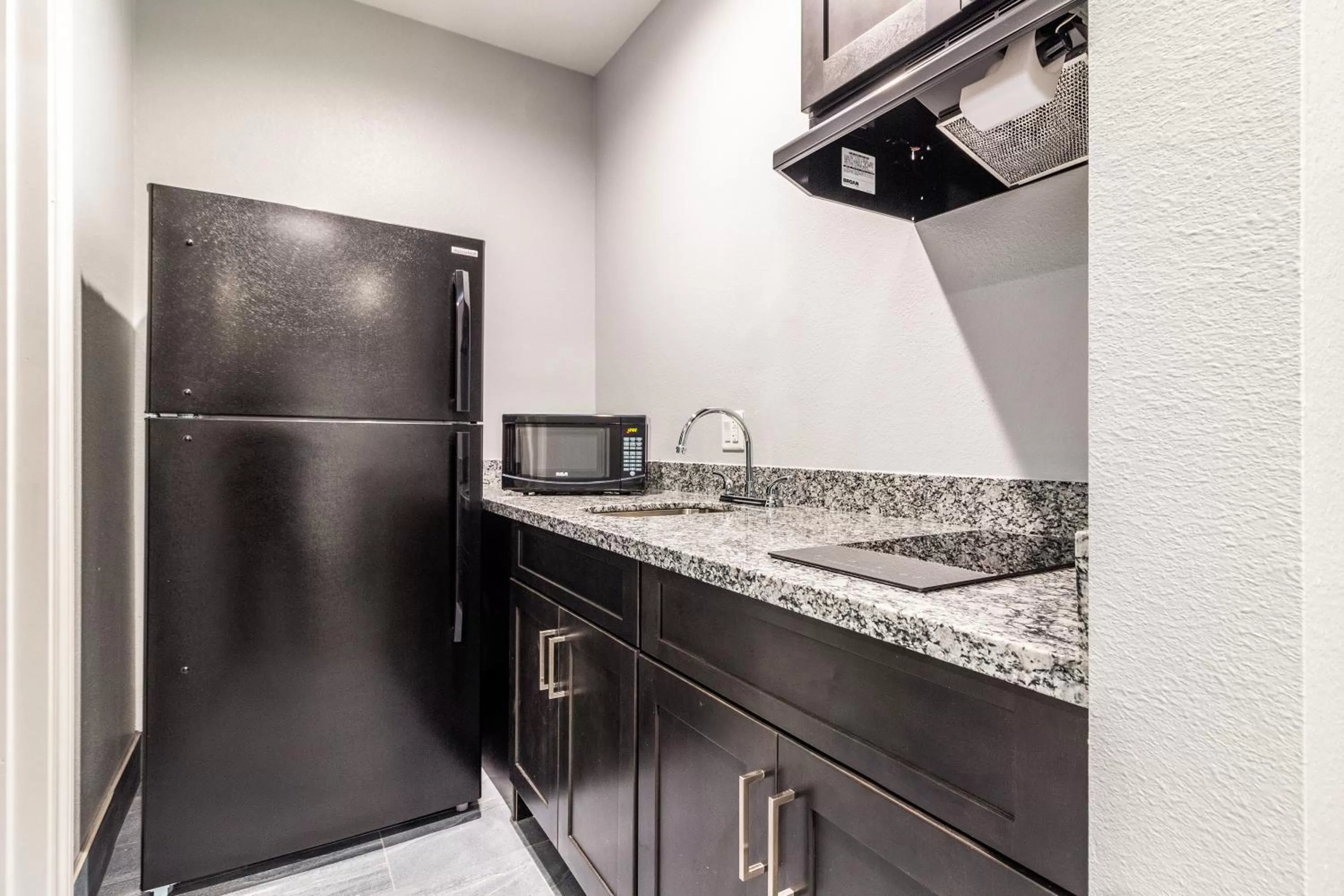 Kitchen or kitchenette in Americas Best Value Inn & Suites Kingwood IAH Airport