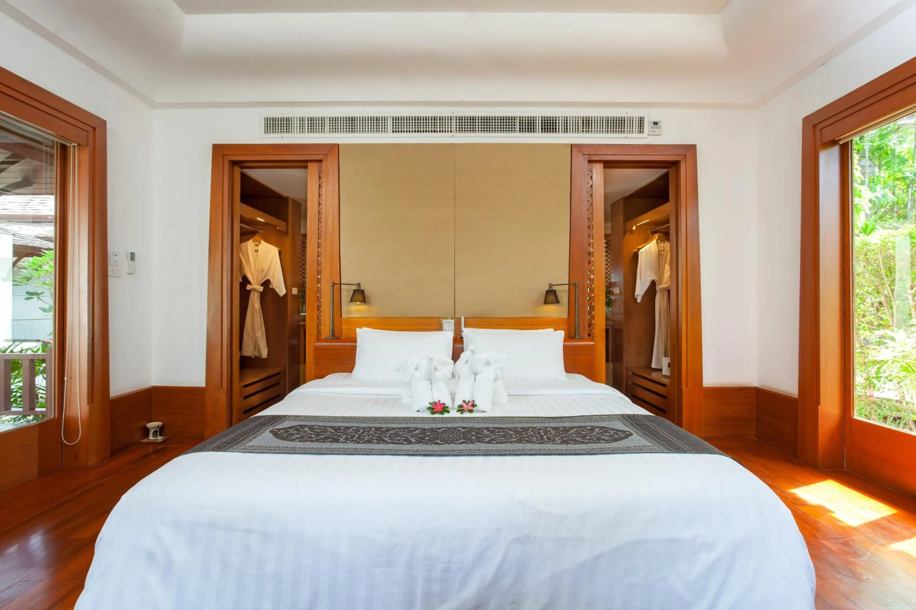 Bed in Nakamanda Resort and Spa