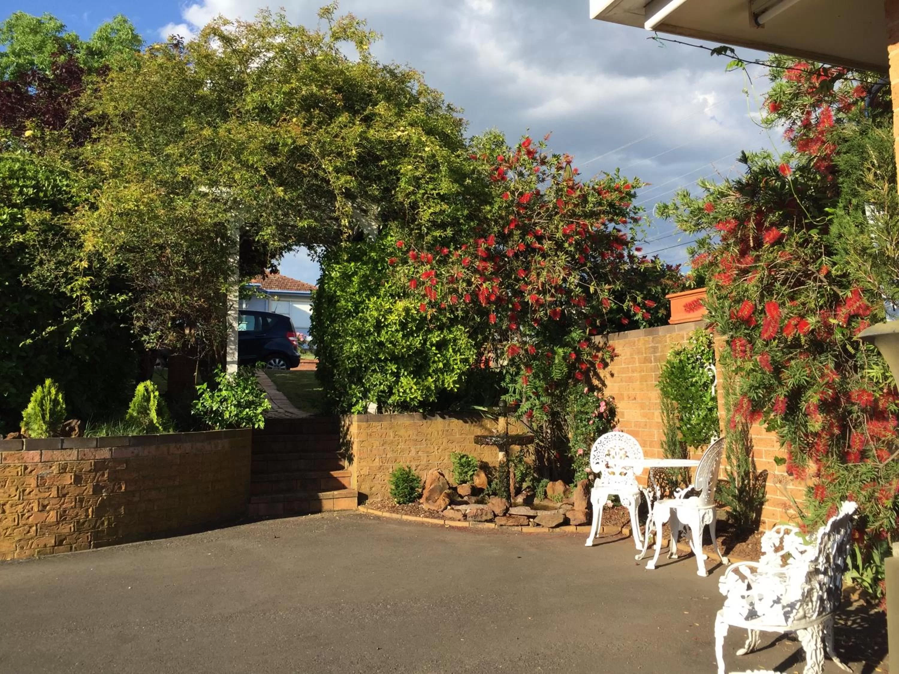 Facade/entrance in White Lanterns Motel