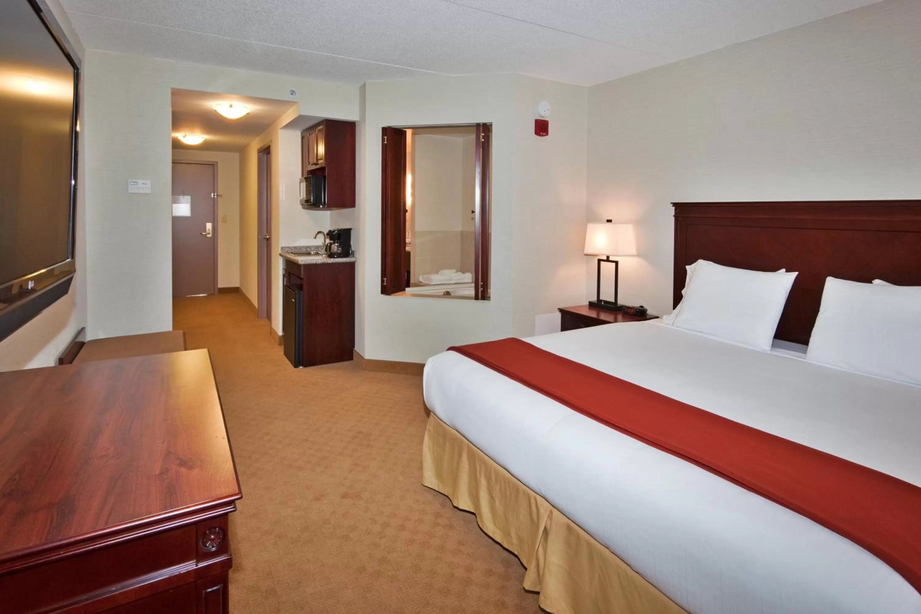 Deluxe King Suite in Holiday Inn Express Hotel & Suites Brockville, an IHG Hotel