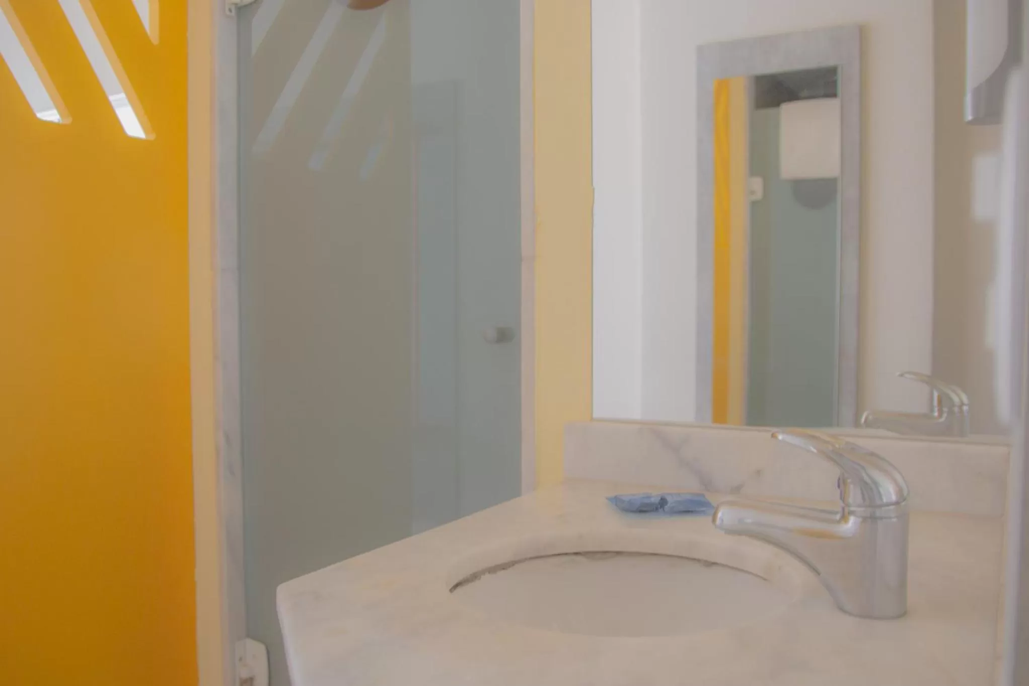 Bathroom, Bed in ibis budget Tambore