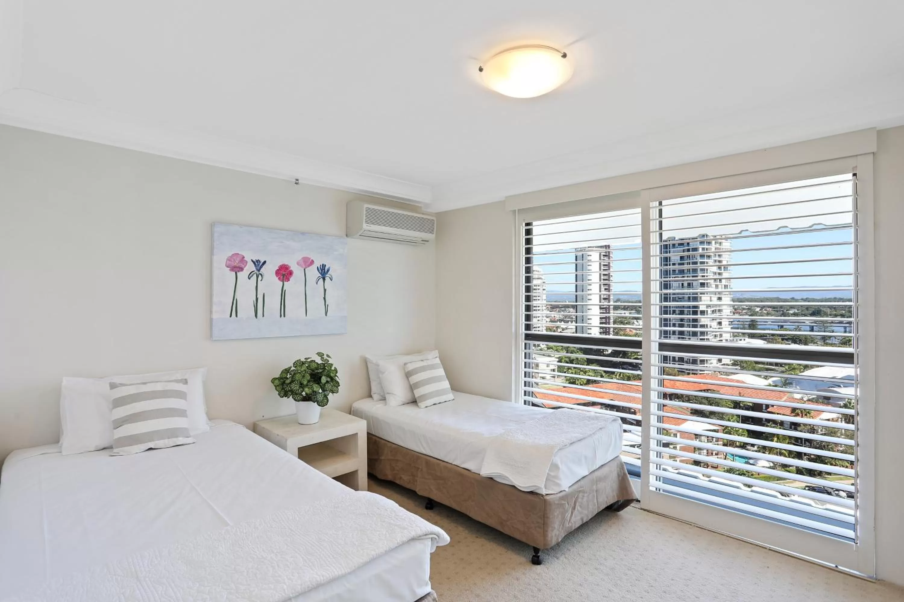 Bedroom, Bed in De Ville Apartments