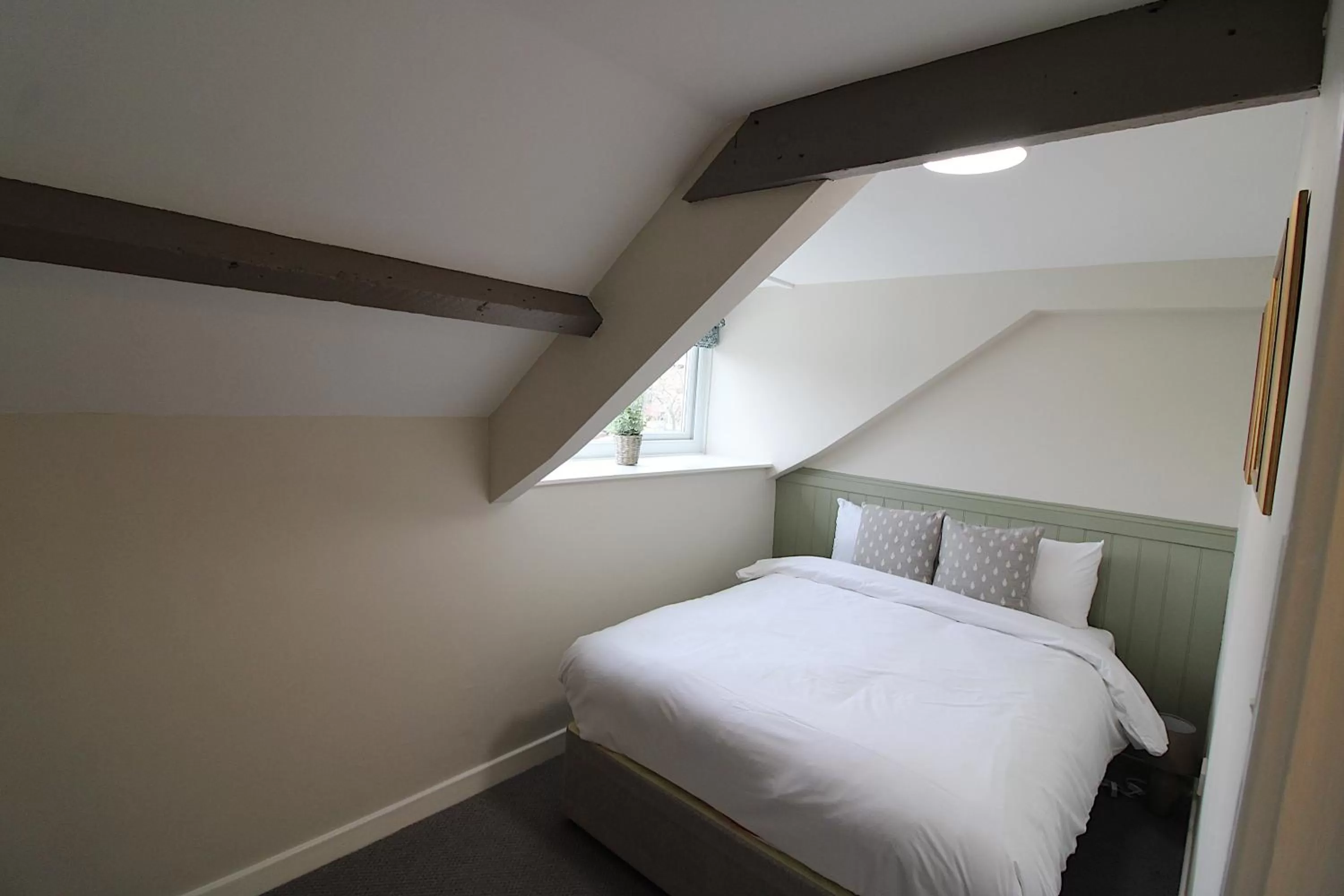 Bedroom, Bed in Anglers Arms