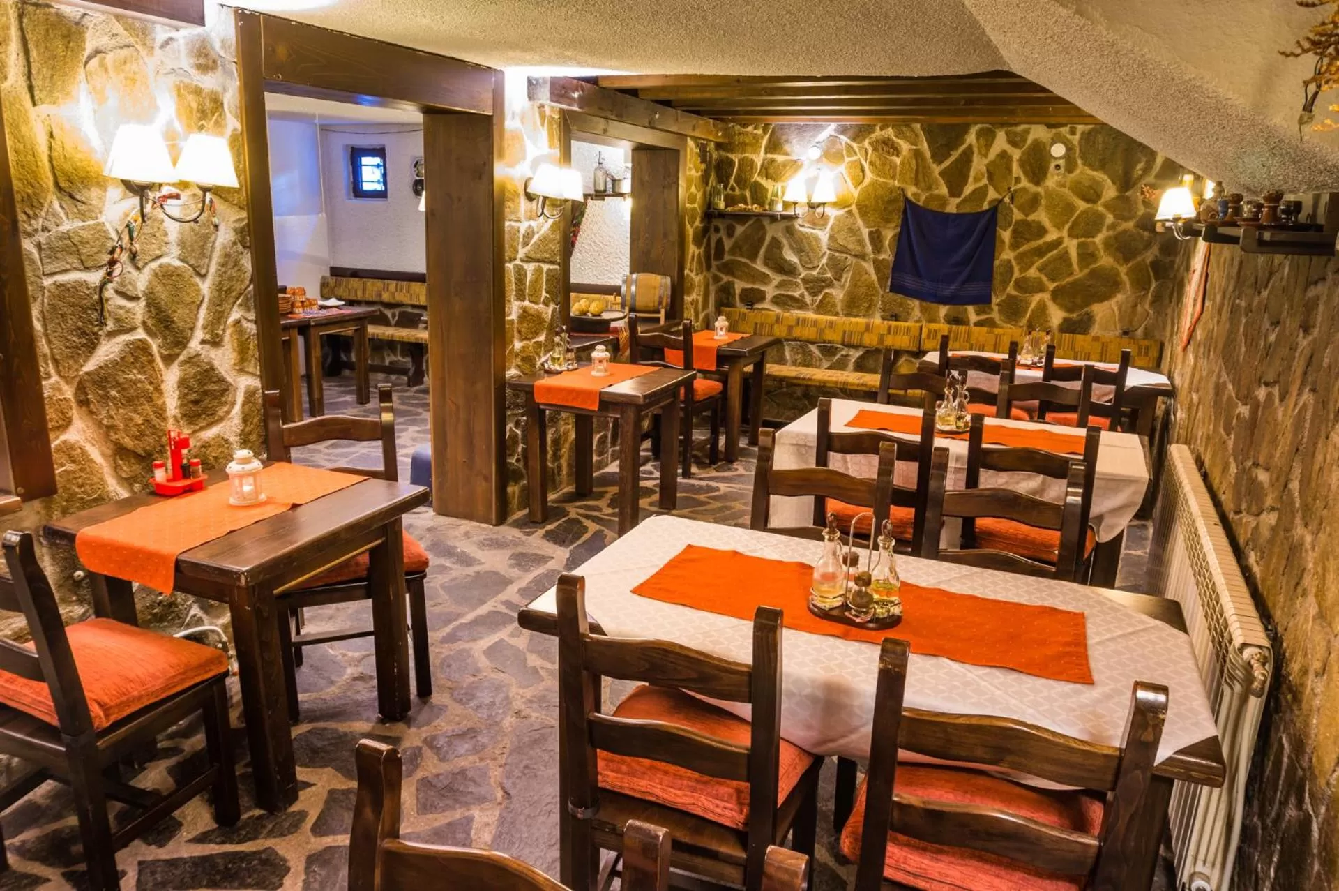 Restaurant/places to eat in Aneli Hotel