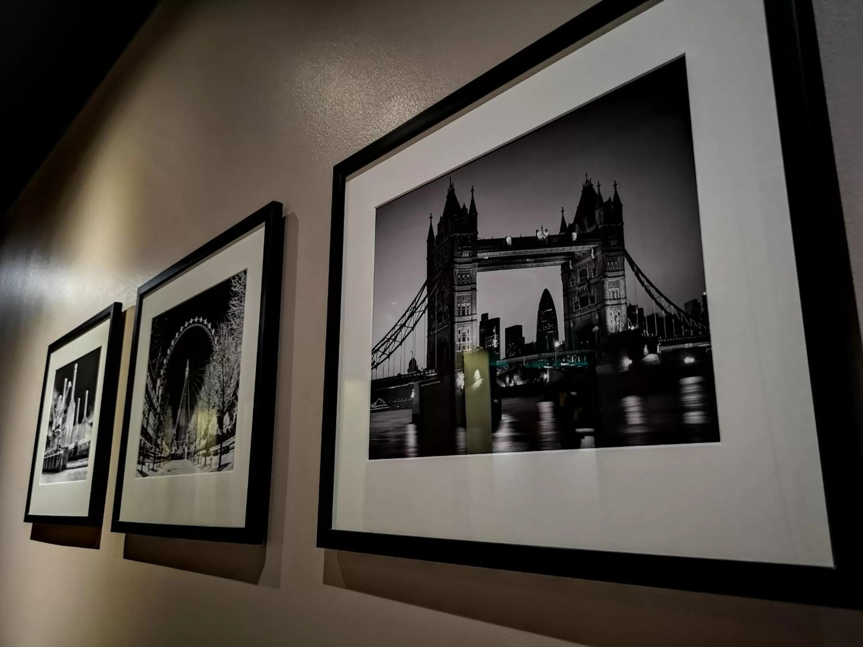 Decorative detail in London Court Hotel