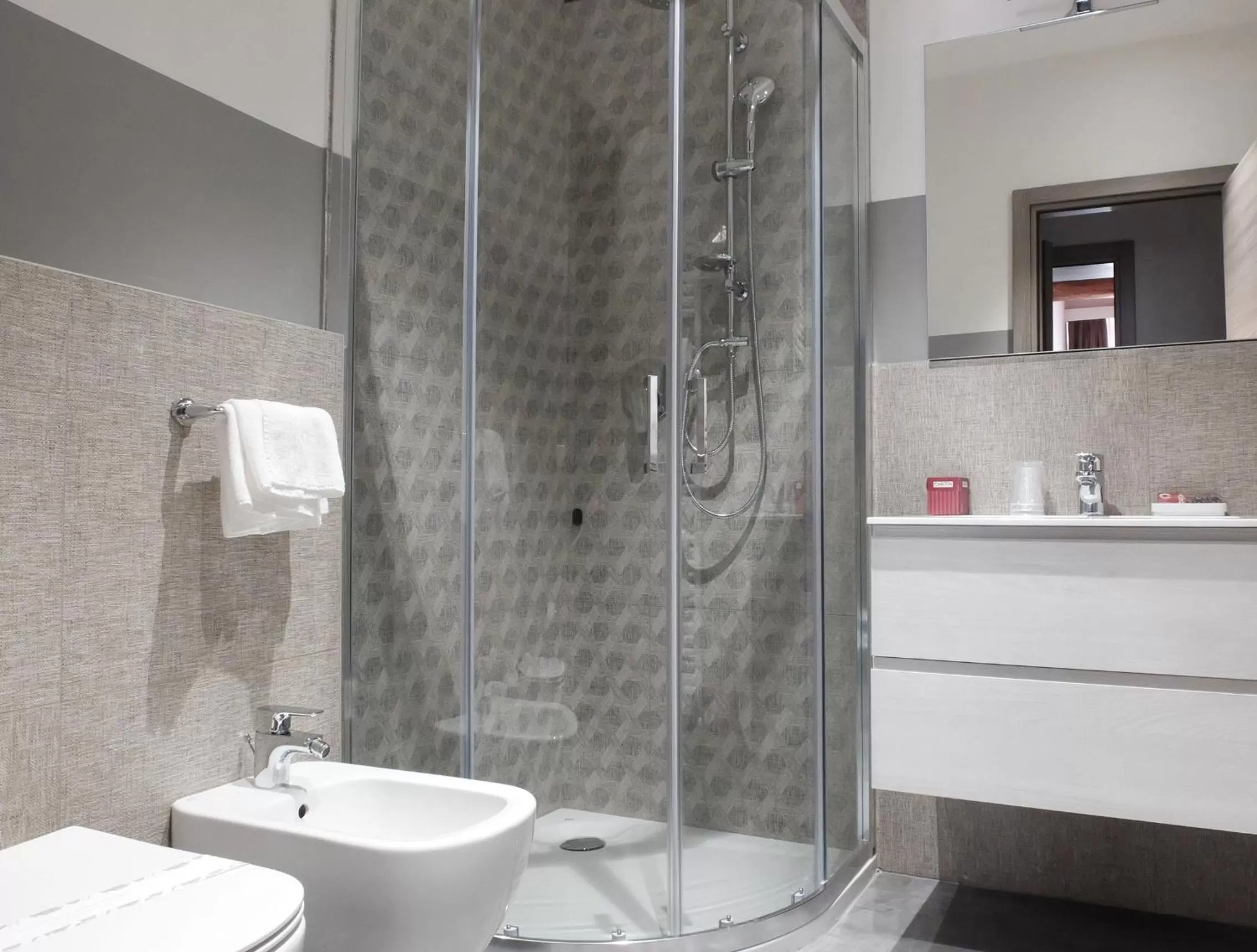 Shower in Hotel Carlton