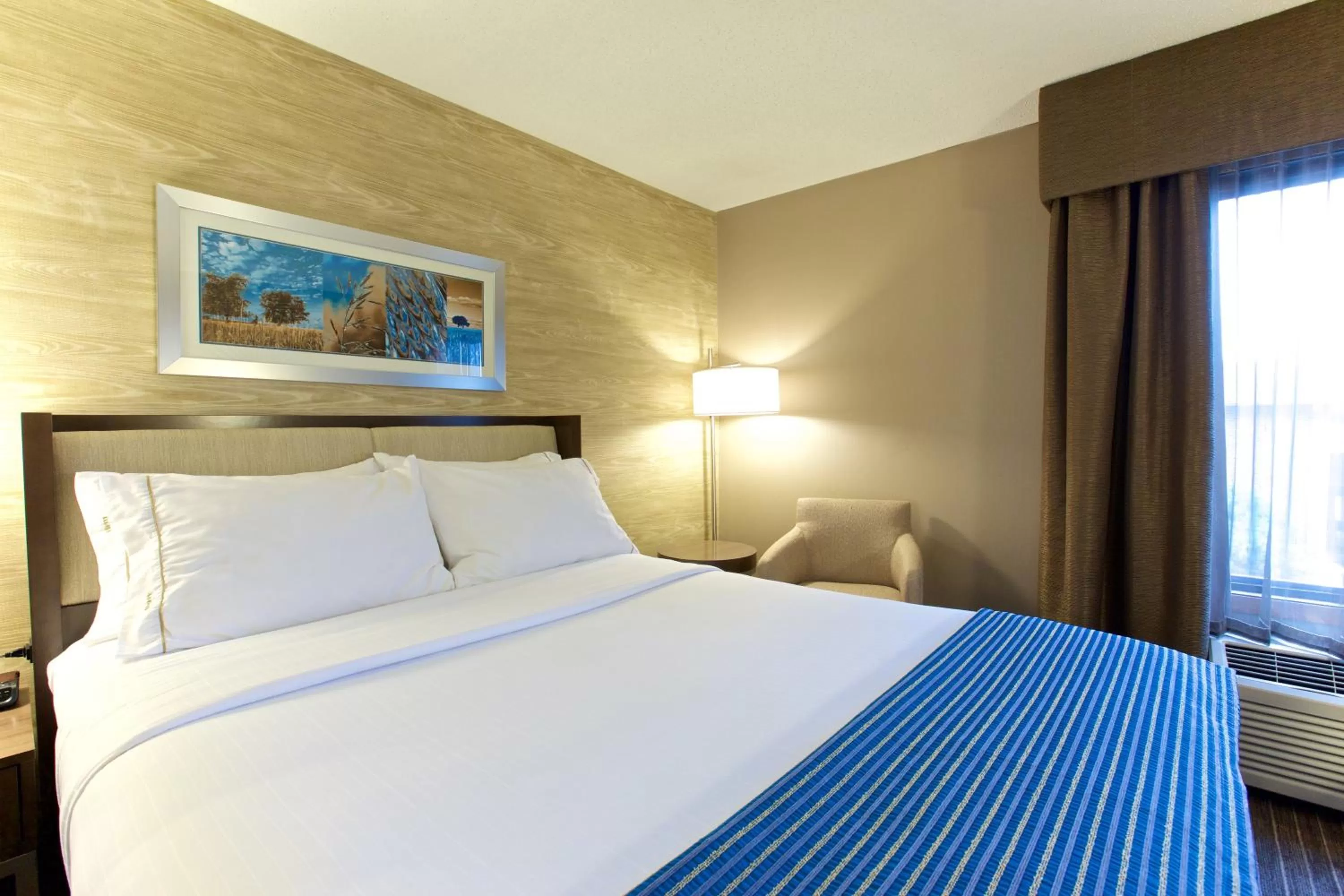 Photo of the whole room, Bed in Holiday Inn Express Fargo - West Acres by IHG