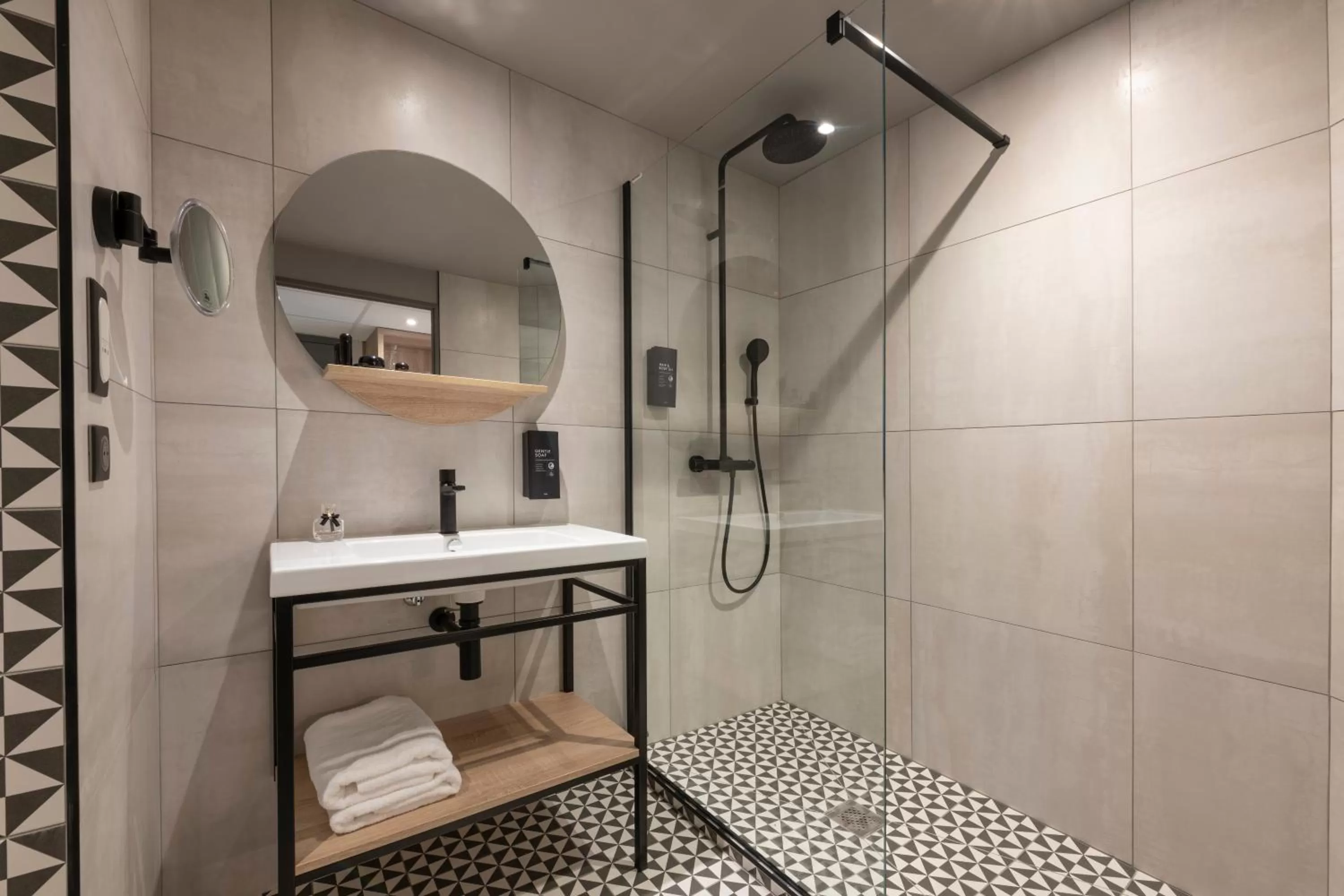 Shower in Tulip Residences Joinville-Le-Pont