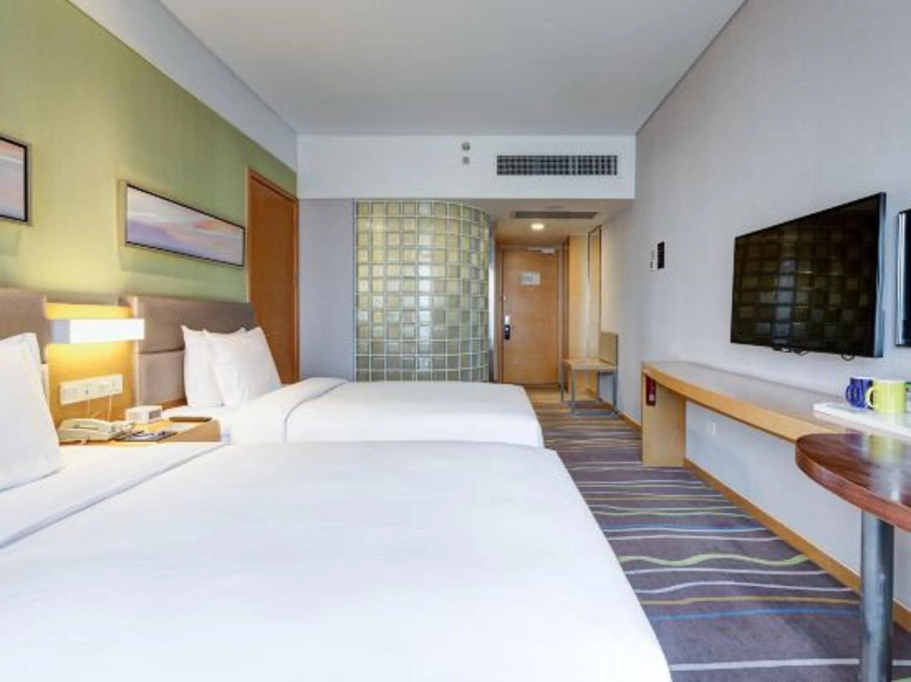 Photo of the whole room, Bed in Holiday Inn Express Xi'an High-Tech Zone by IHG