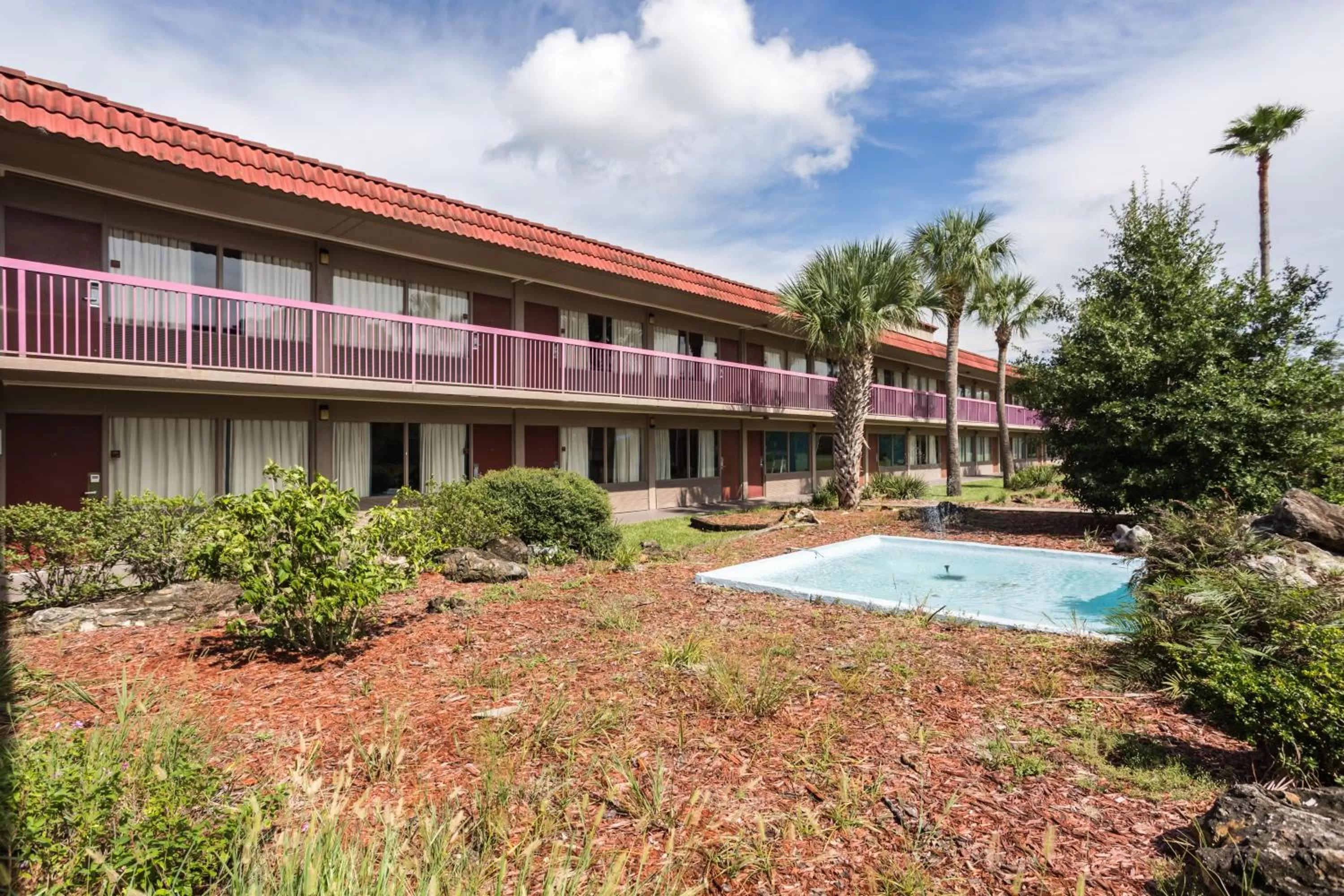 Property building in Motel 6-Spring Hill, FL - Weeki Wachee