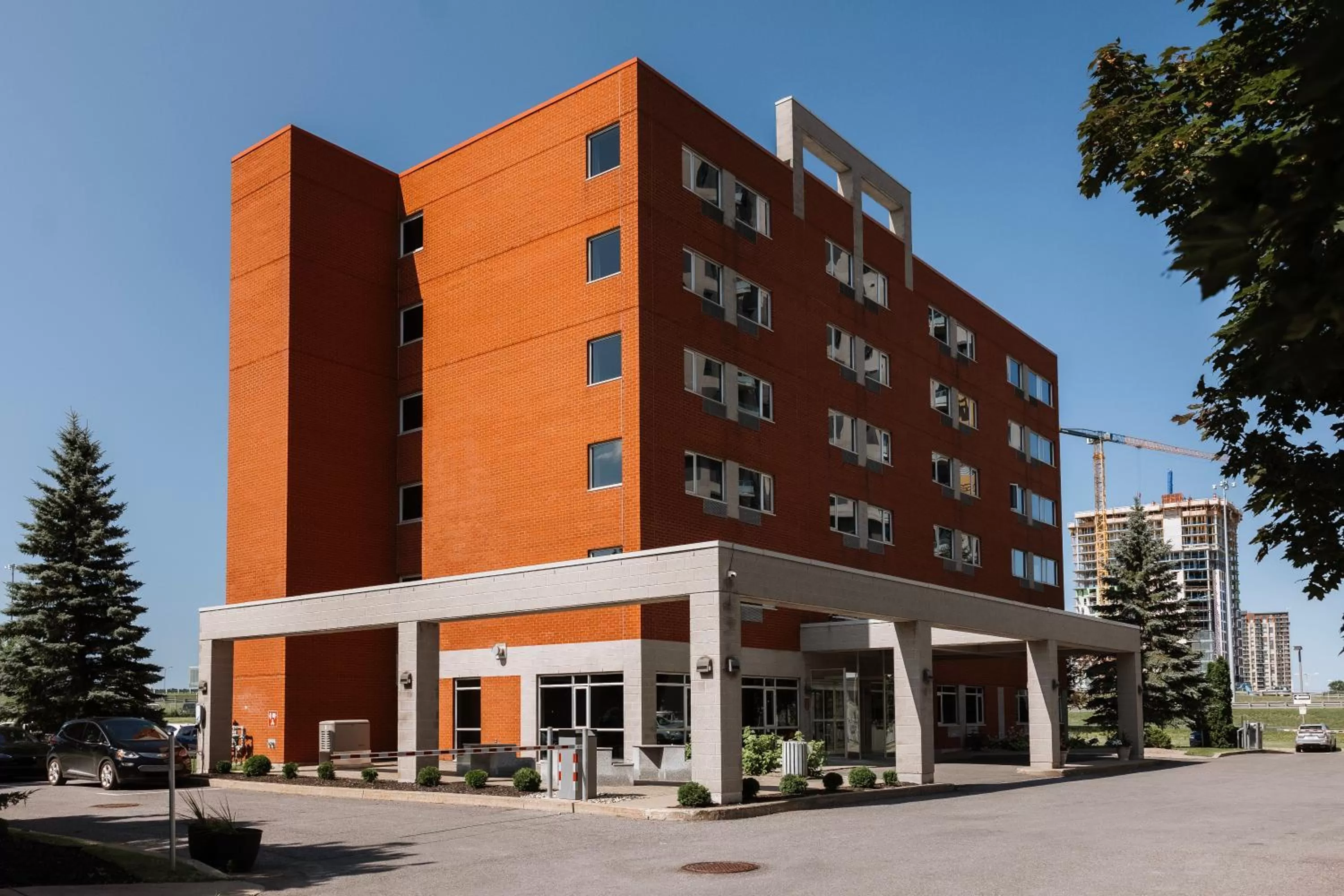 Property building in Le Dauphin Montréal-Longueuil
