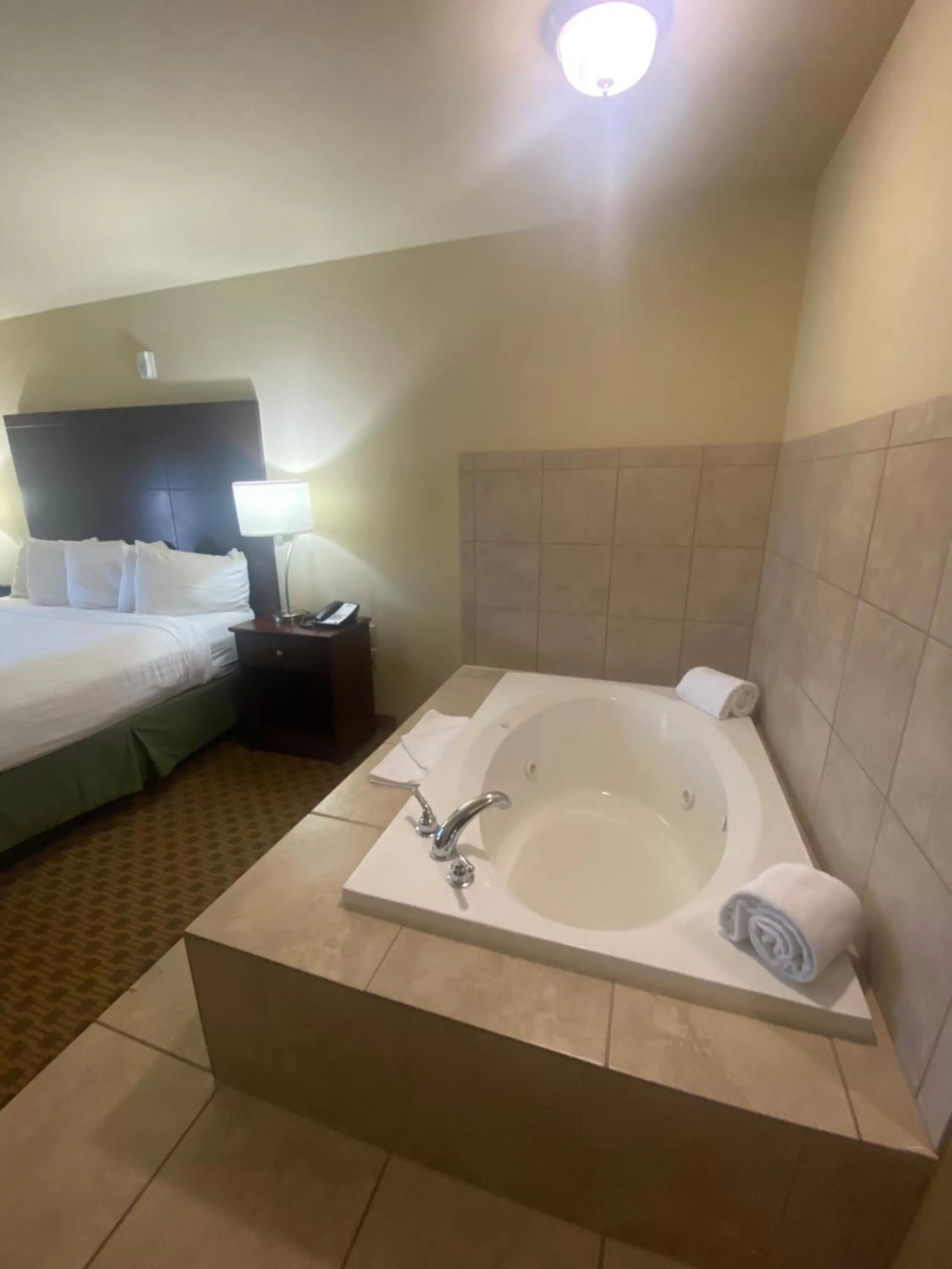 Bedroom, Bed in Cobblestone Hotel & Suites - Broken Bow