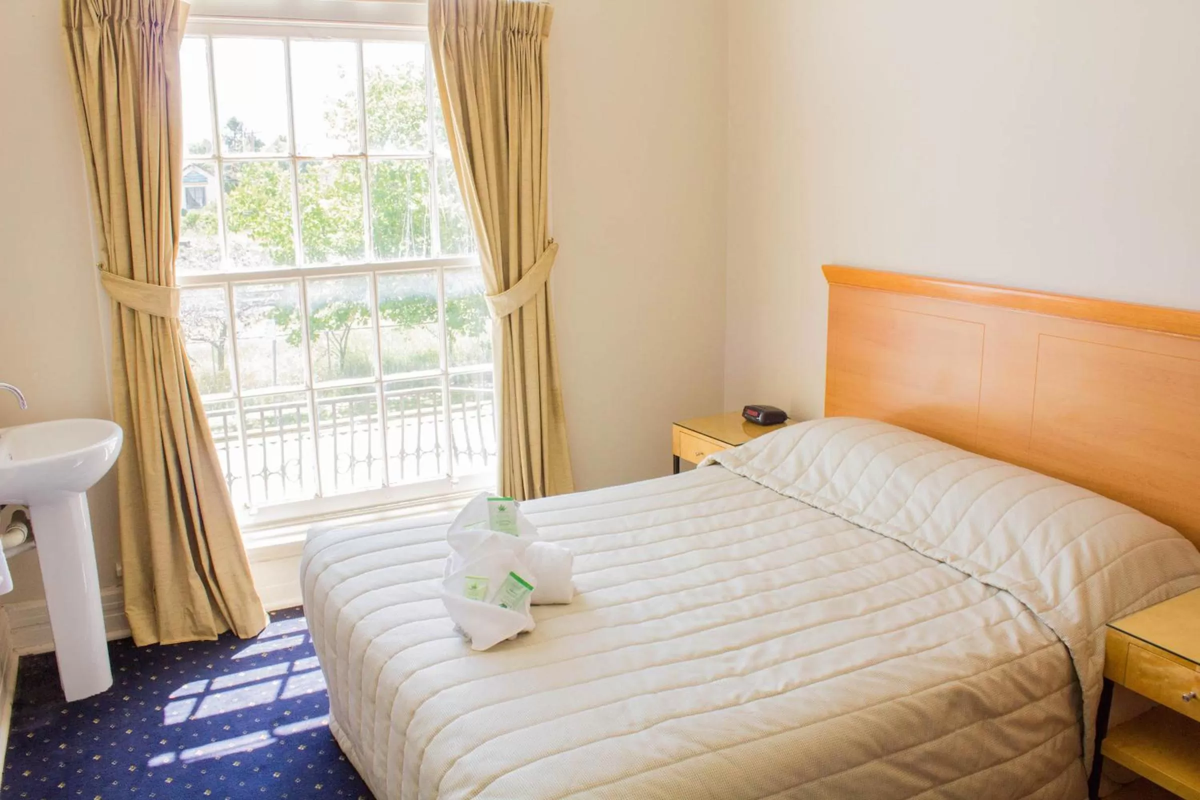 Double Room with Shared Bathroom in Gardners Inn Hotel