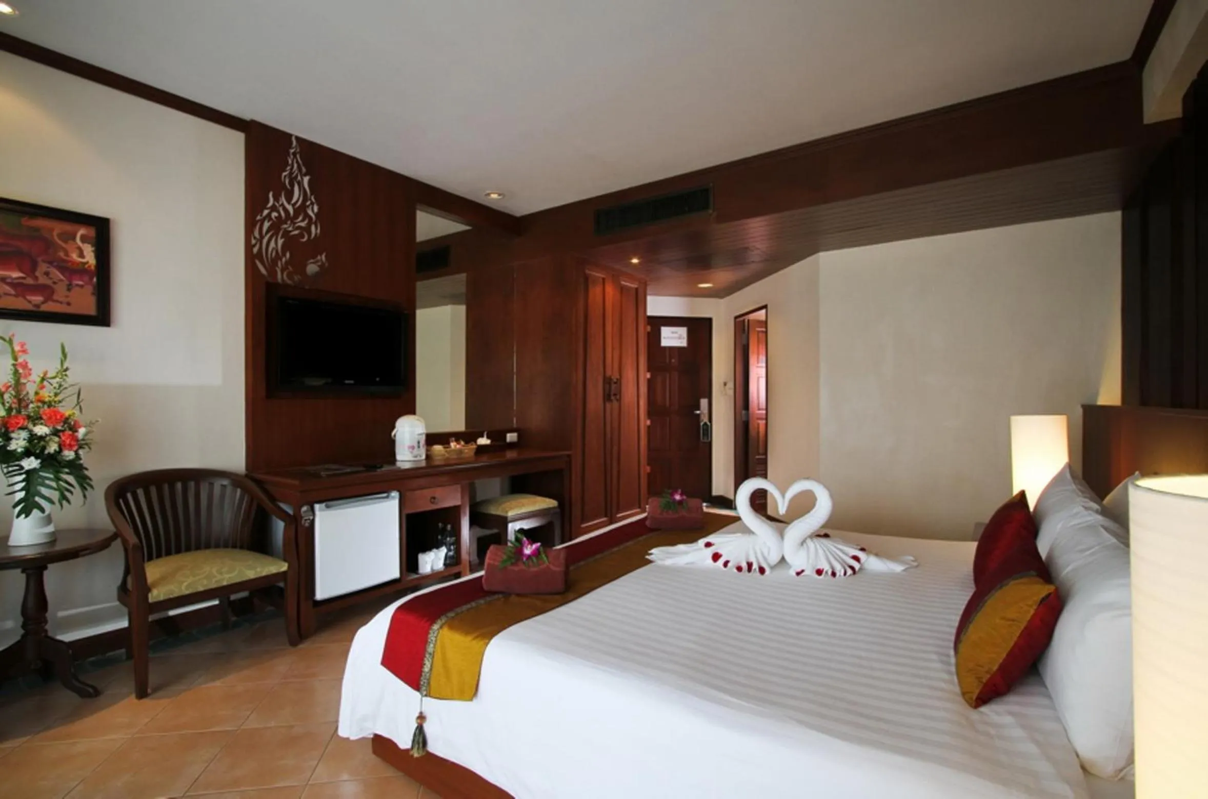 Photo of the whole room, Bed in Baan Karonburi Resort