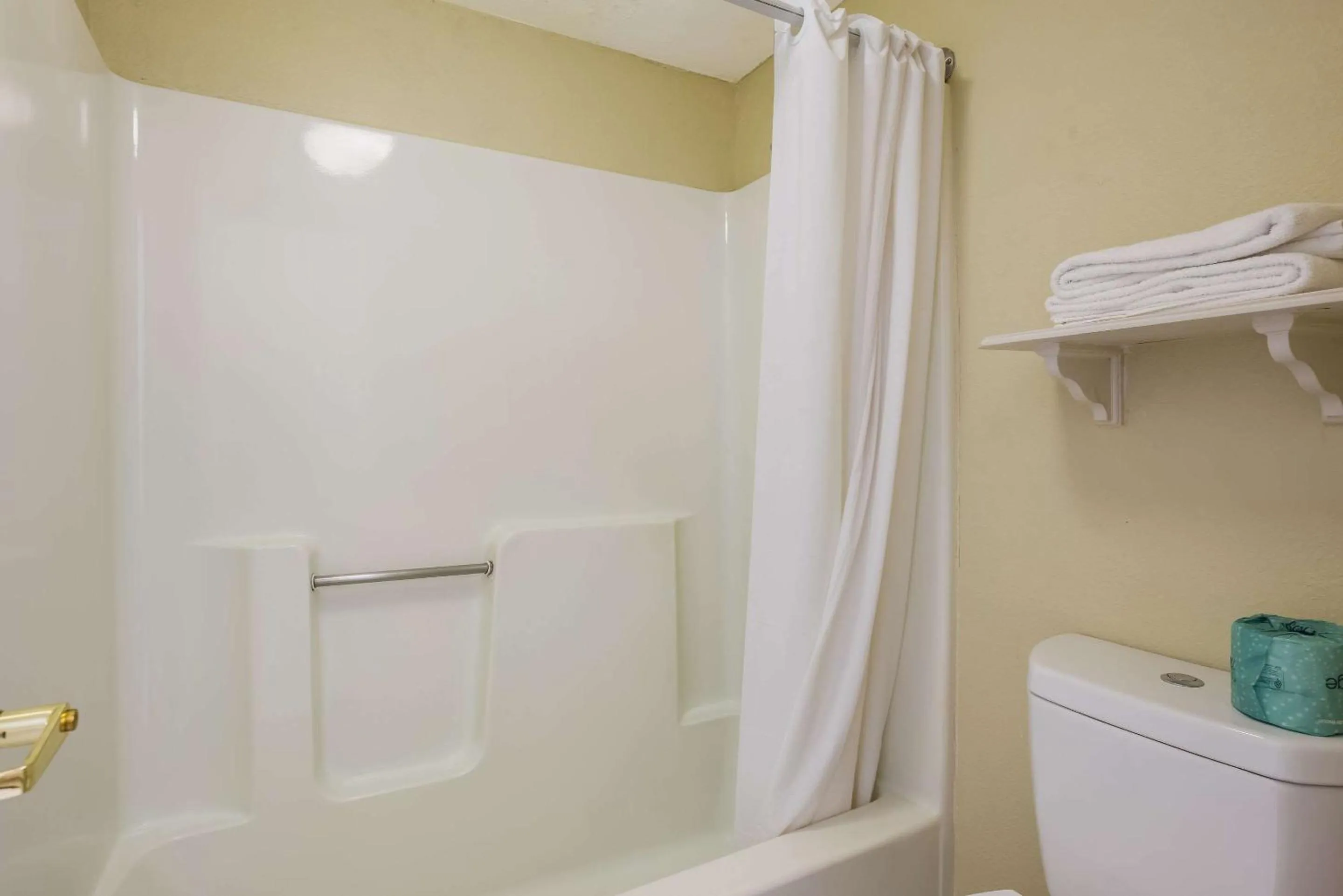 King Room, Exterior Hall, Bathtub - Non Smoking in Econo Lodge