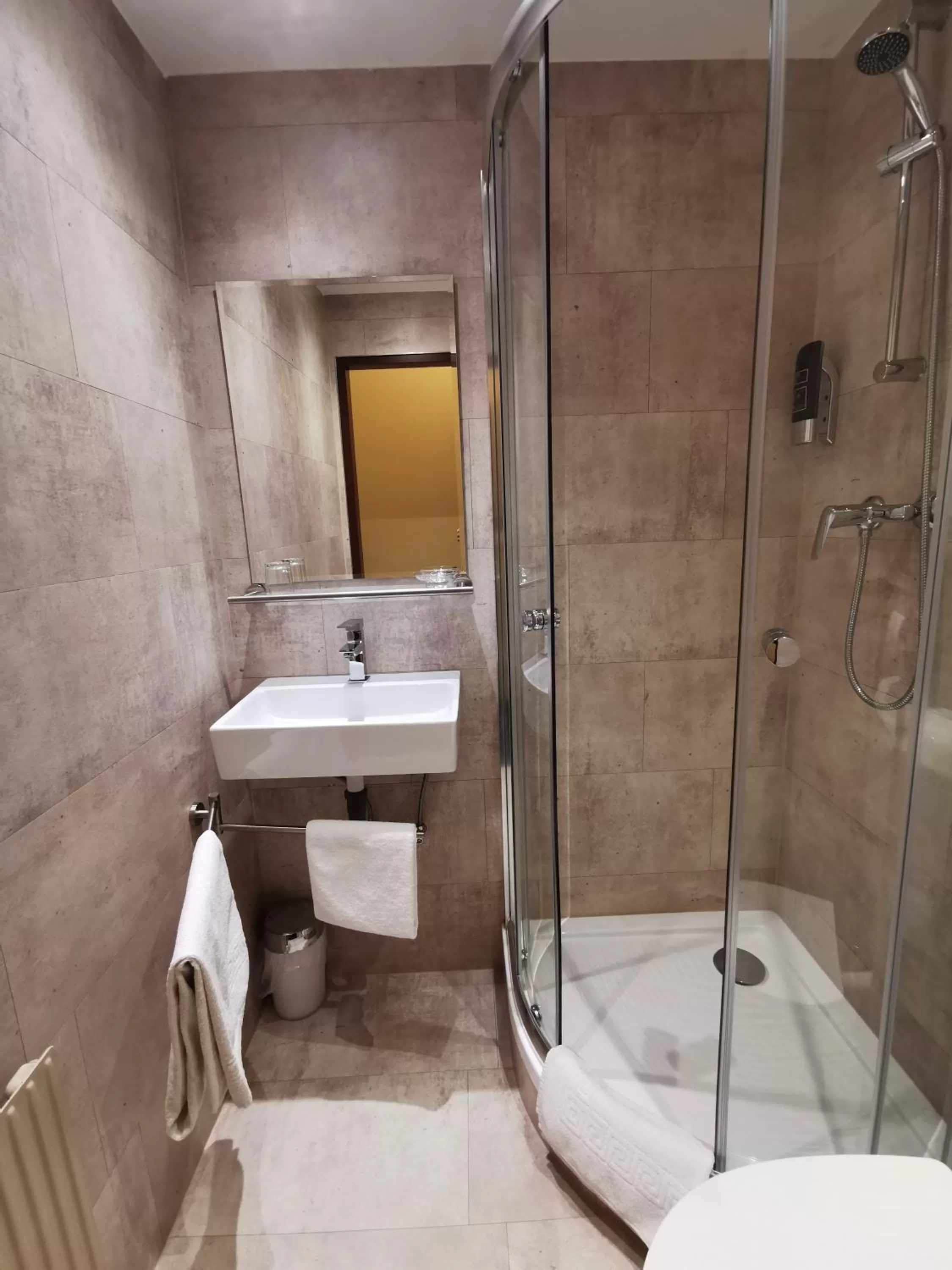 Shower in Hotel Bajazzo