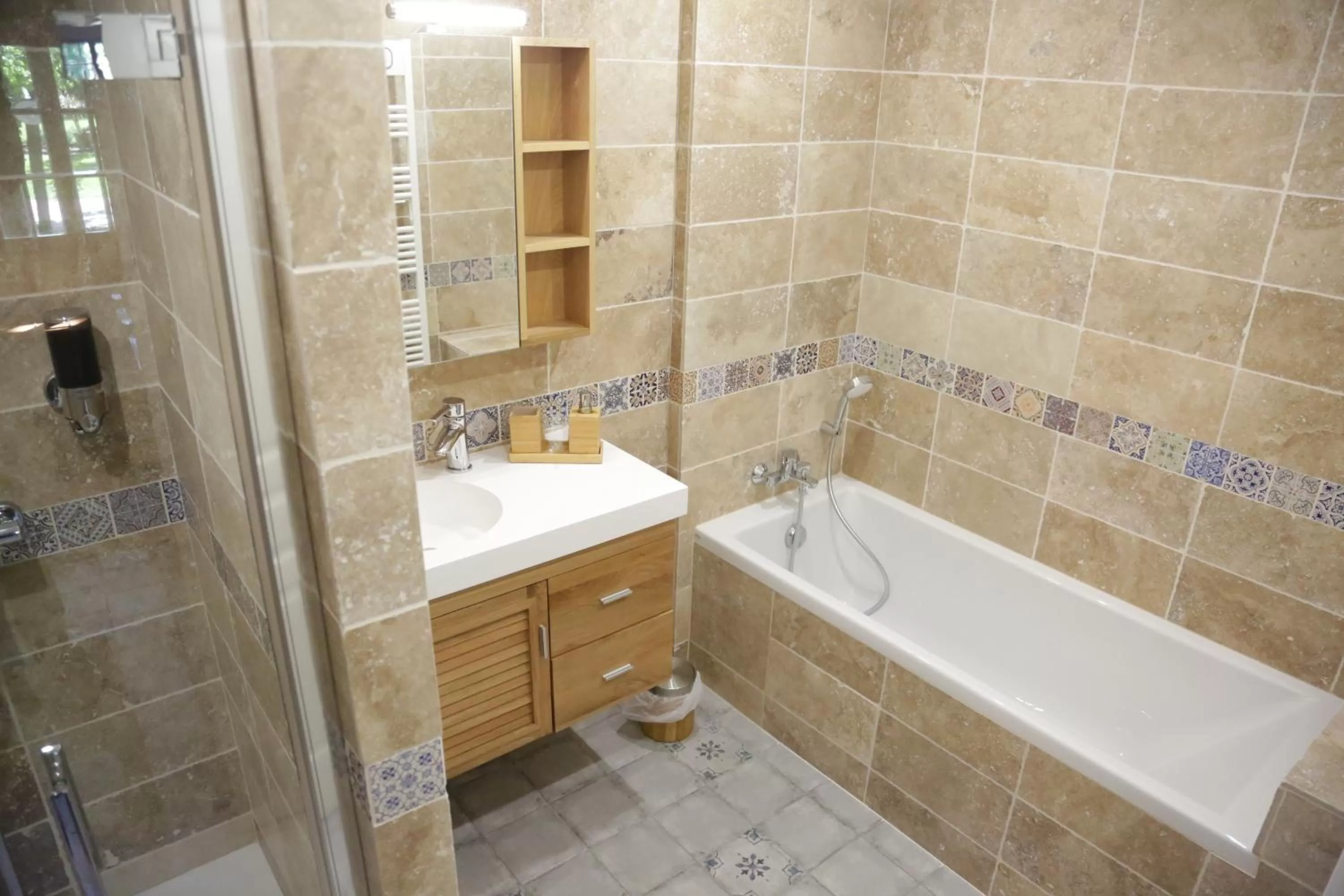 Shower, Bathroom in Le Pavillon Vert - B&B