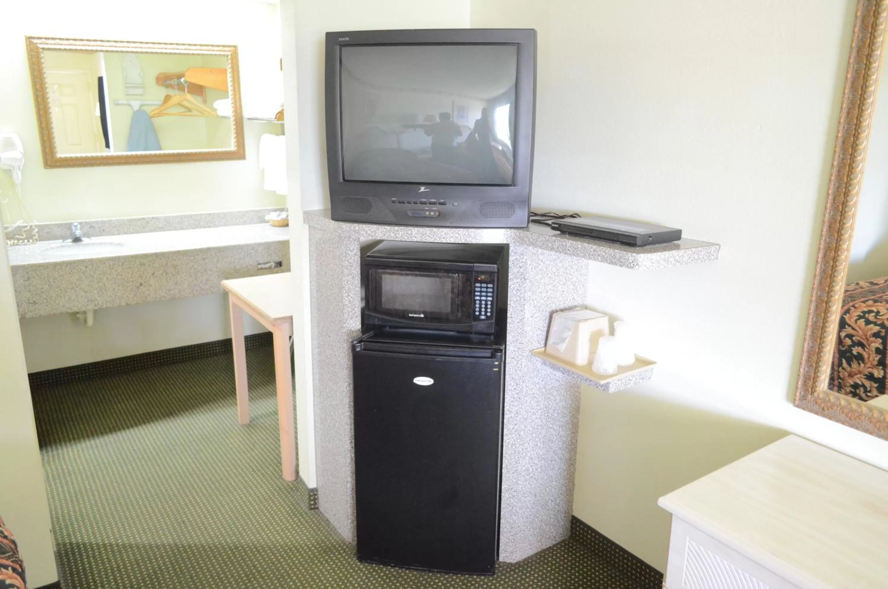 TV and multimedia in Scottish Inn and Suites NRG Park/Texas Medical Center - Houston