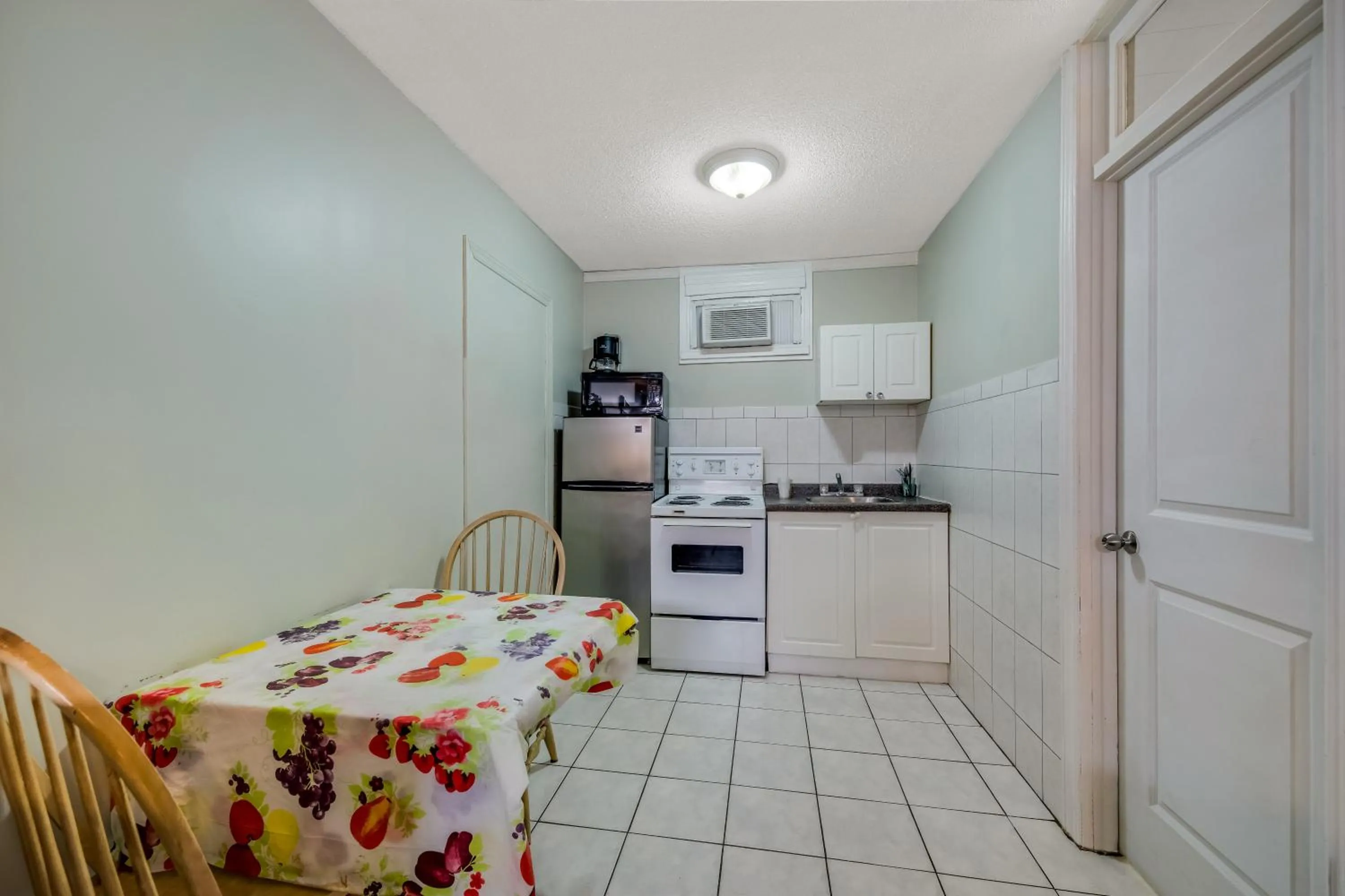 Kitchen or kitchenette in Knights Inn Burlington