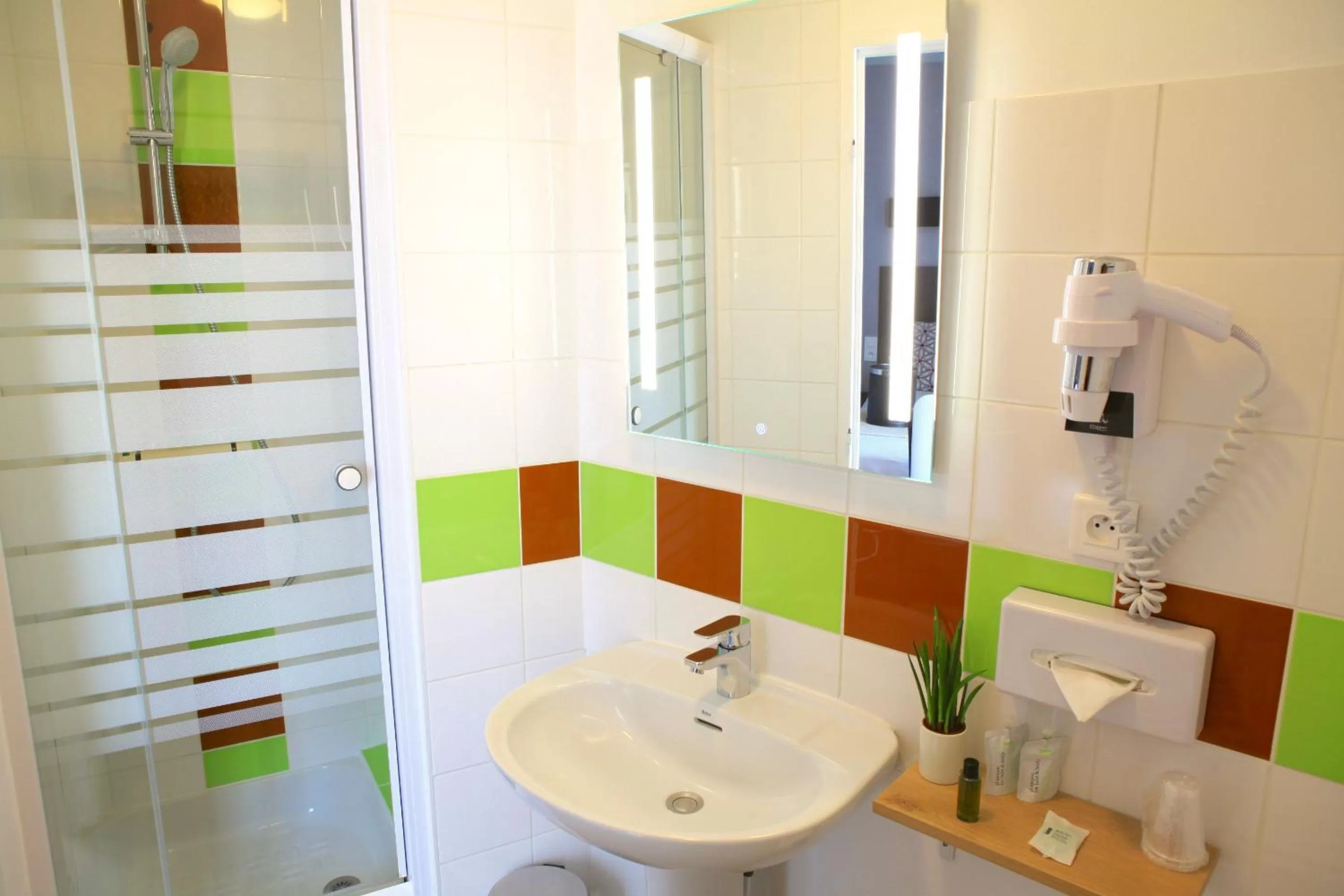 Bathroom in Logis Hôtels- Hôtel Marguerite d'Anjou Angers château