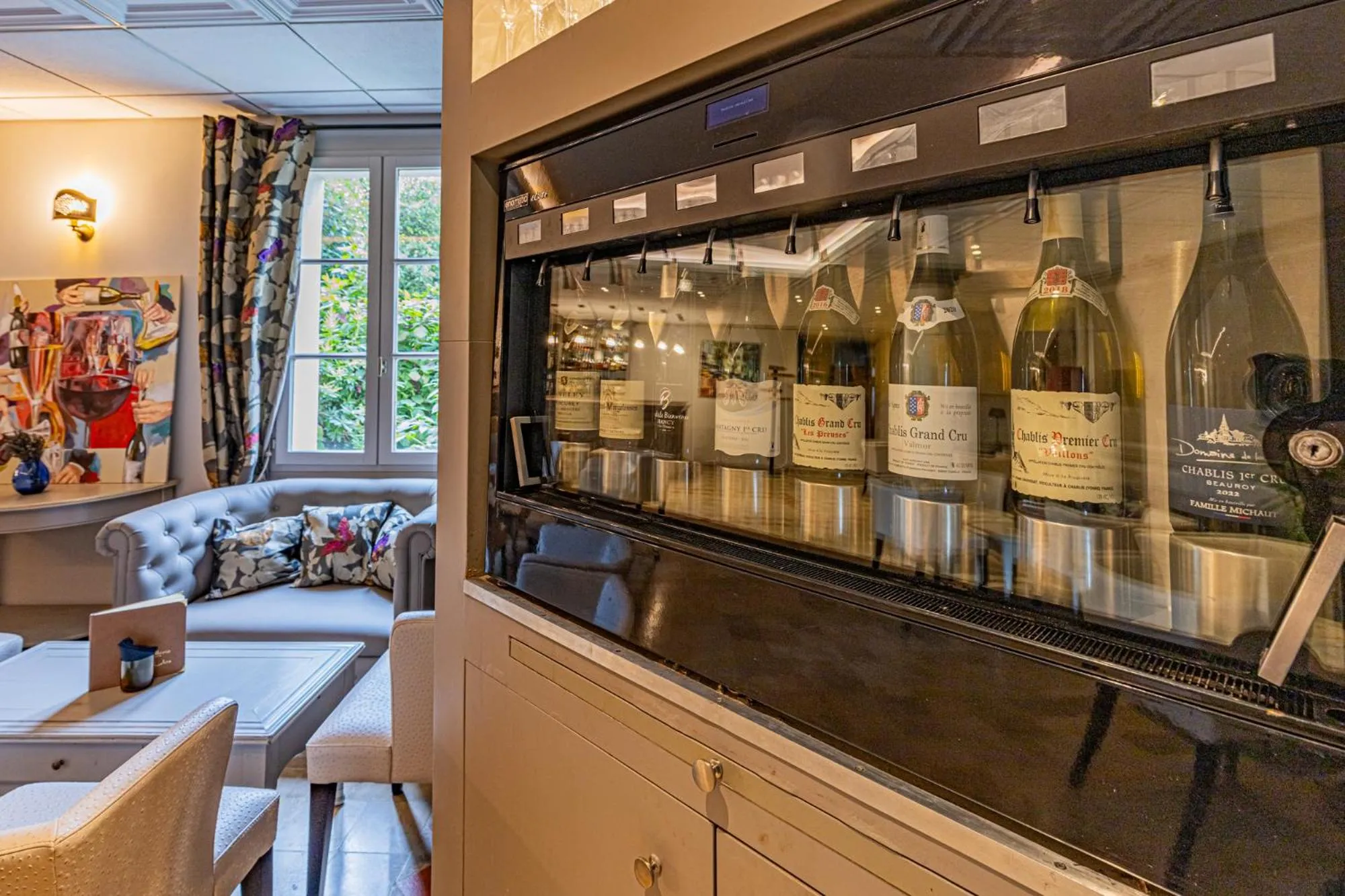 Property building in Logis Hostellerie des Clos et restaurant Bistrot des grands crus et Maison de la tour Chablis