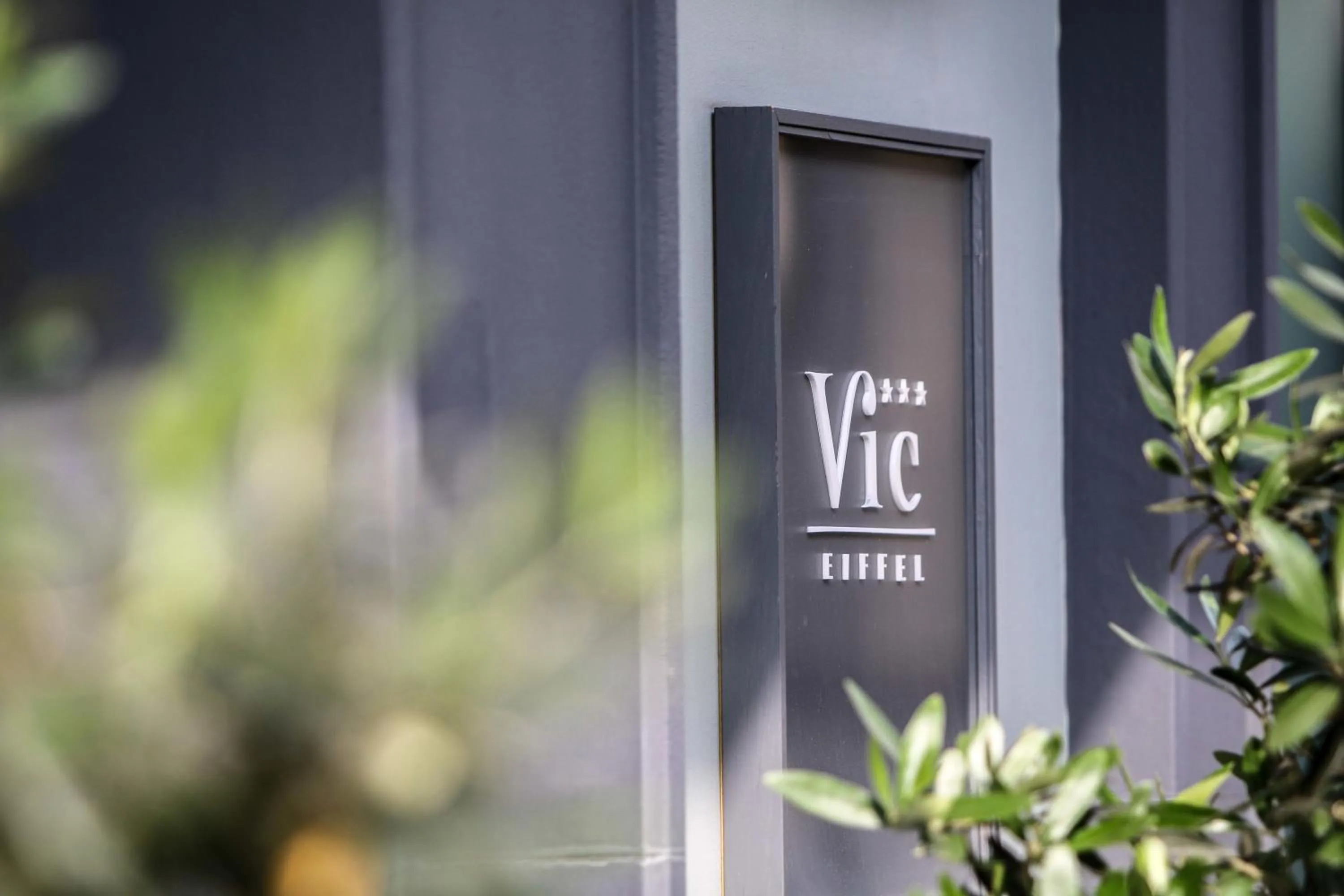 Property logo or sign in Hôtel Vic Eiffel