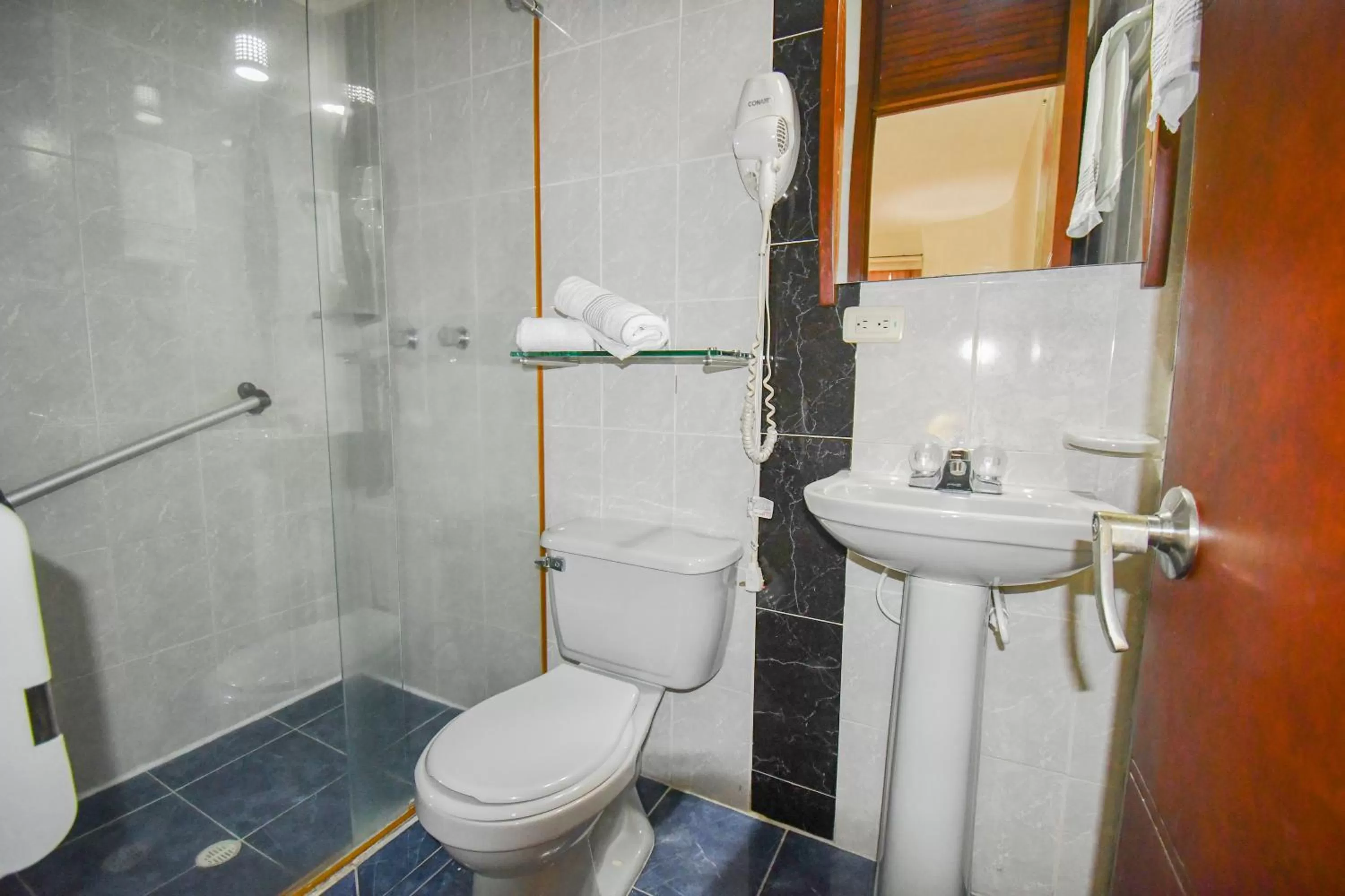 Bathroom in Hotel Mónaco Armenia