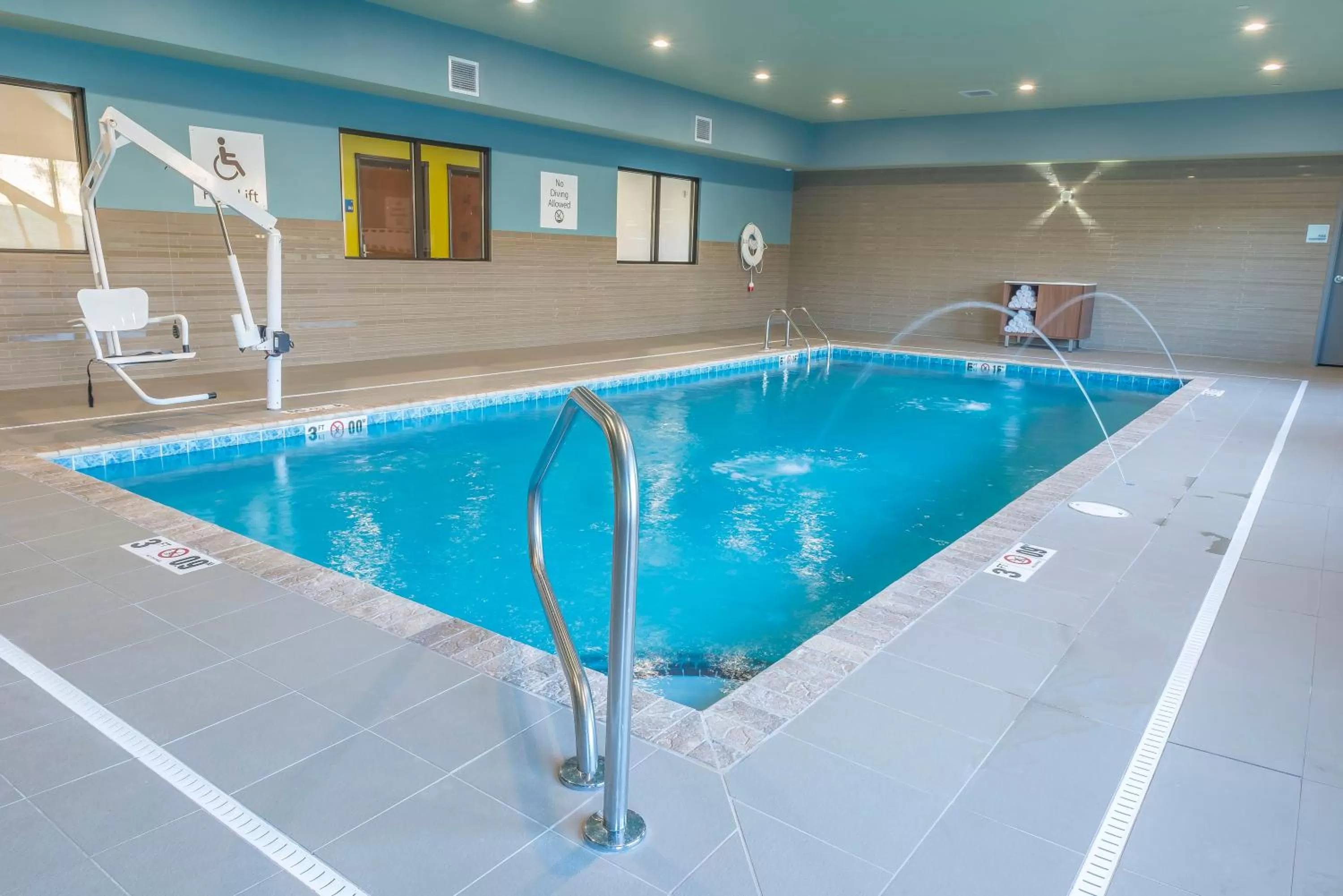 Swimming pool in Holiday Inn Express & Suites Clarion by IHG