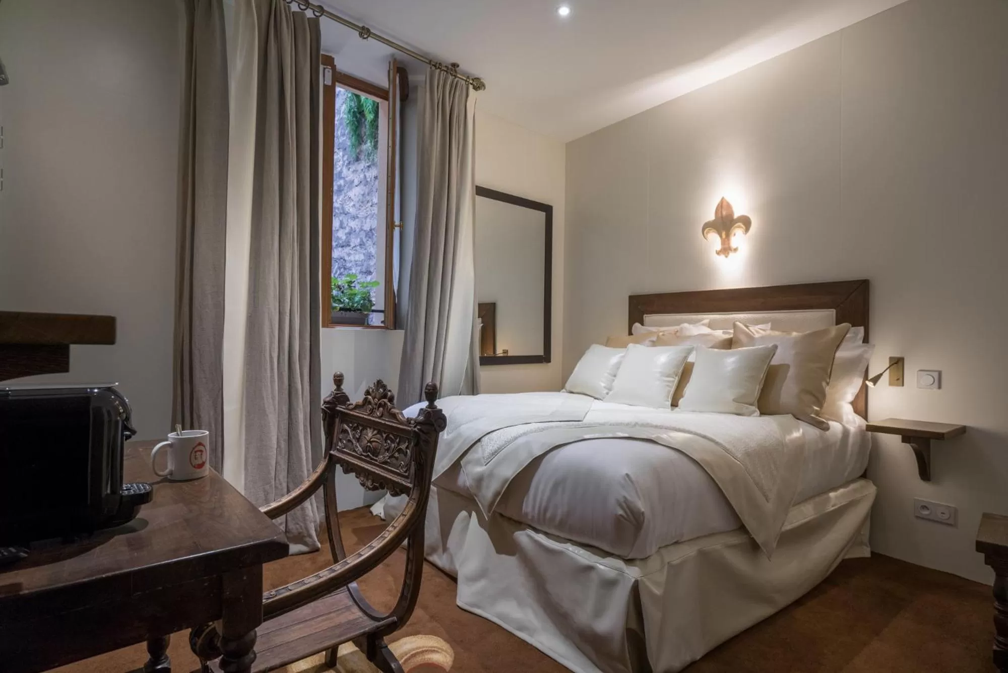 Photo of the whole room, Bed in Le Temple De Jeanne