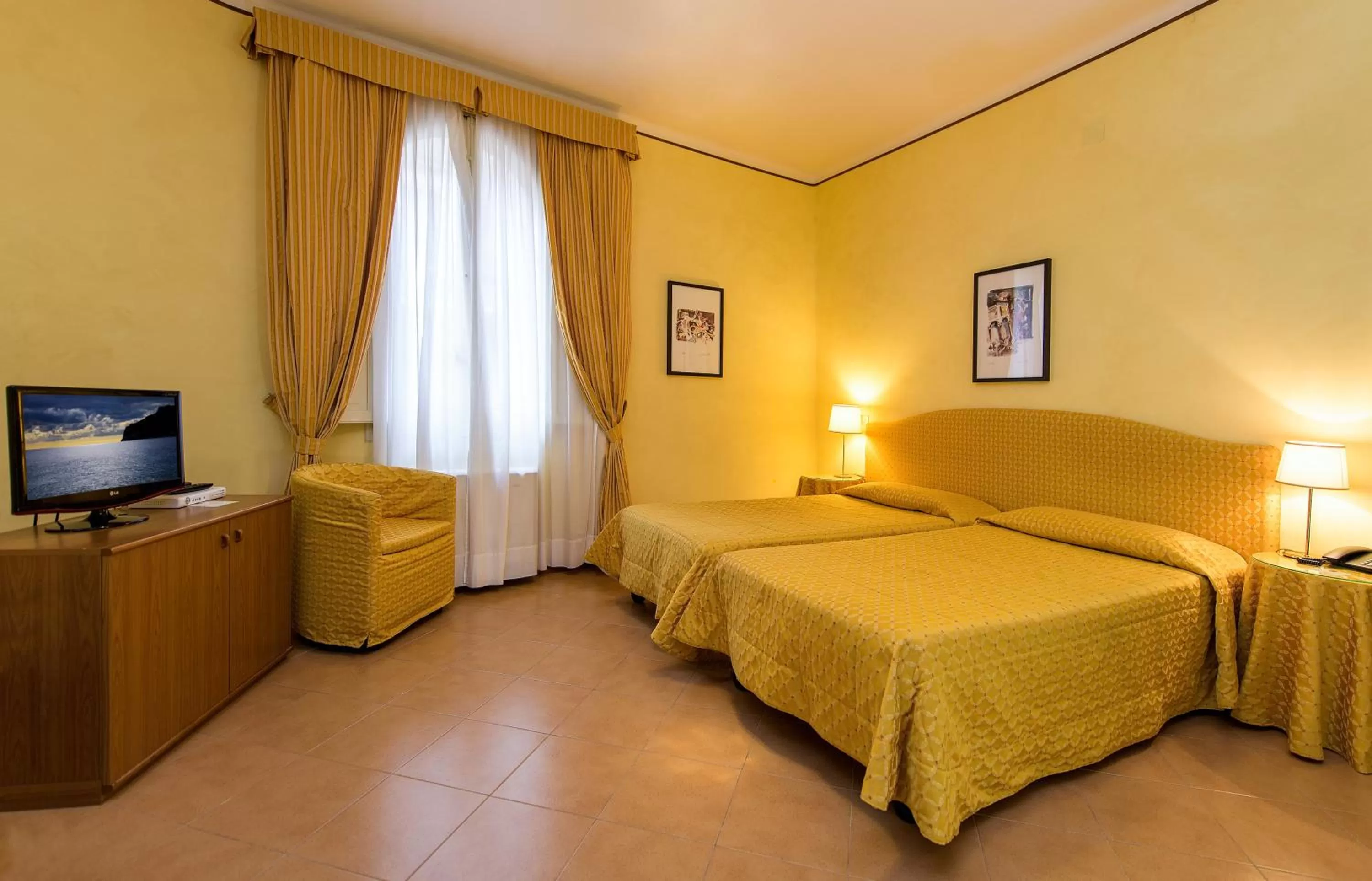 Photo of the whole room, Bed in Albergo Reggio