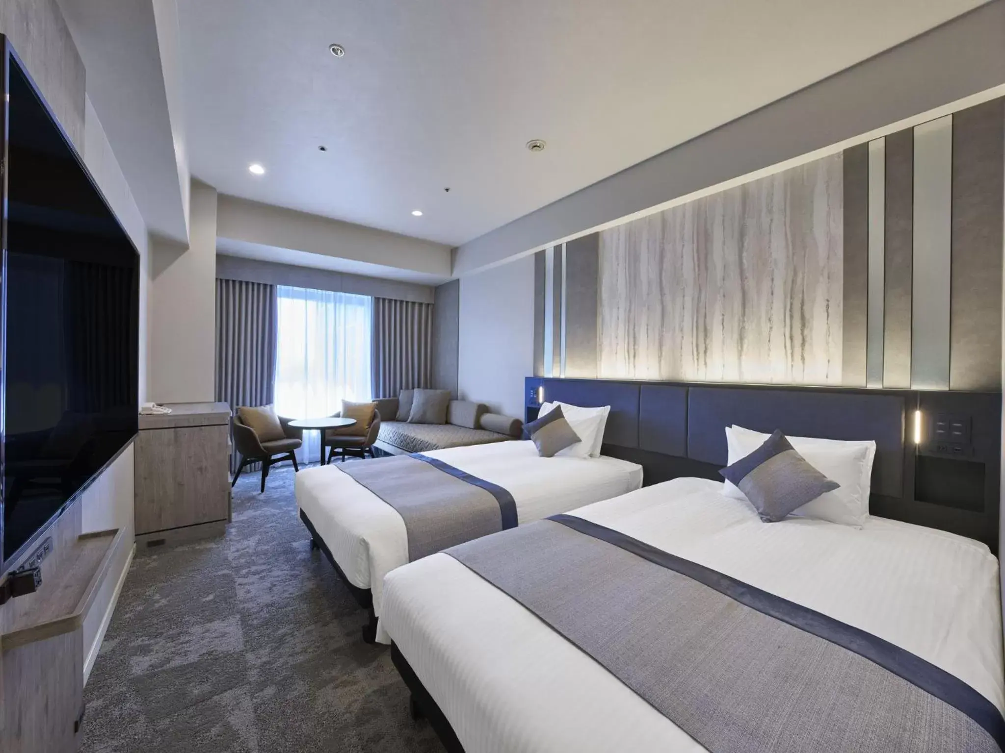 Deluxe Twin Room with Sofa for 3 people renovated in 2023 in Hotel Villa Fontaine Grand Tokyo-Shiodome Deluxe Twin Room with Sofa for 3 people renovated in 2023 in Hotel Villa Fontaine Grand Tokyo-Shiodome